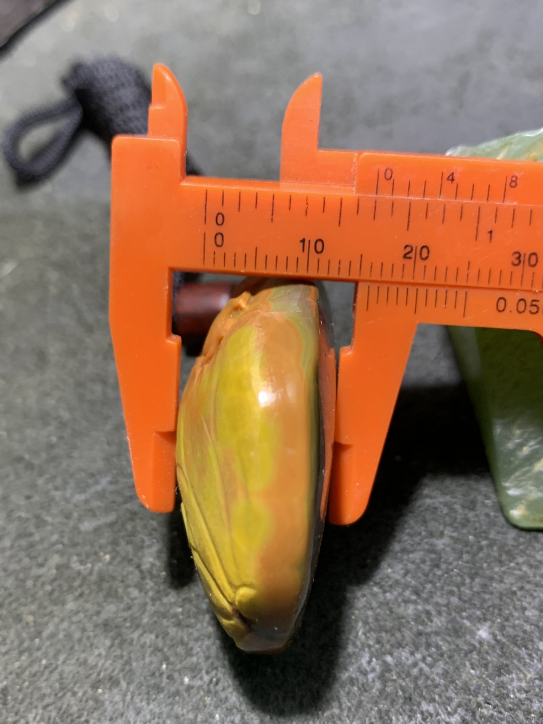 精美亚光冰飘战国红玛瑙雕刻荷花吊坠一个，寓意：和和美美