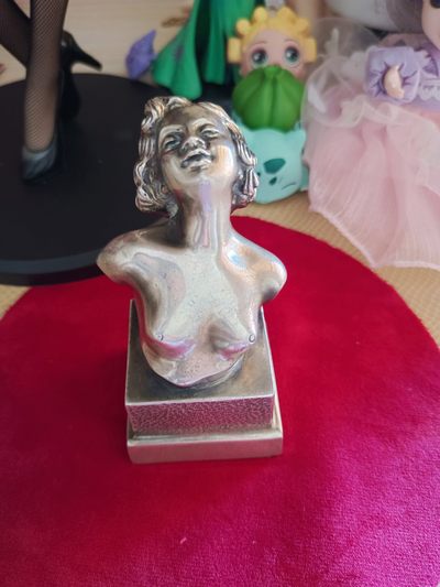 玛丽莲梦露纯银  意大利纯银雕塑摆件，F.De Luca作品，性感女神玛丽莲梦露半身像。  高约10cm，重量360.1g，材质为800银，有意大利银标以及De Luca签名，如图。 - 玛丽莲梦露纯银  意大利纯银雕塑摆件，F.De Luca作品，性感女神玛丽莲梦露半身像。  高约10cm，重量360.1g，材质为800银，有意大利银标以及De Luca签名，如图。