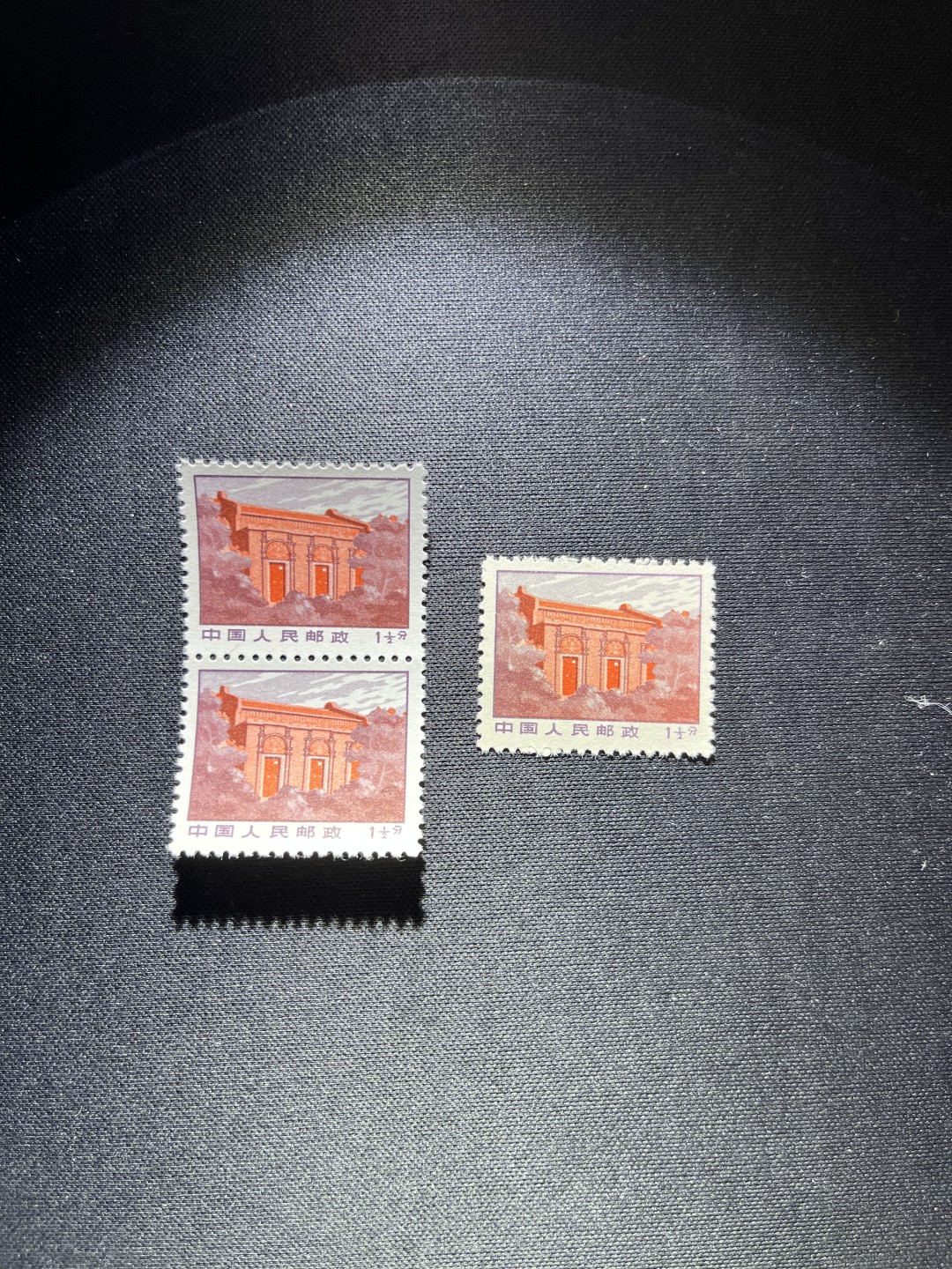 洪涛臻品 精选邮票限时拍卖第二十四期 普无号  1分半一大会址，3枚一组，版撕票，文革期间发行的唯一一套普票，非常有特点，集邮册中不可缺少的一组，文革票人气足，潜力大，目前处于价值洼地，版撕全品可评级，ASG评级资源储备，注意捡漏
