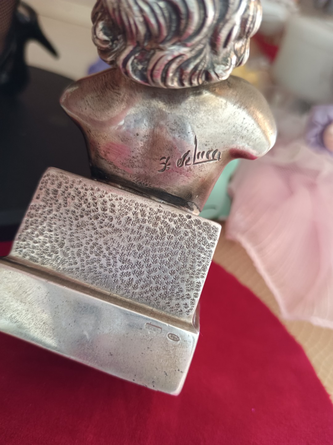 玛丽莲梦露纯银  意大利纯银雕塑摆件，F.De Luca作品，性感女神玛丽莲梦露半身像。  高约10cm，重量360.1g，材质为800银，有意大利银标以及De Luca签名，如图。