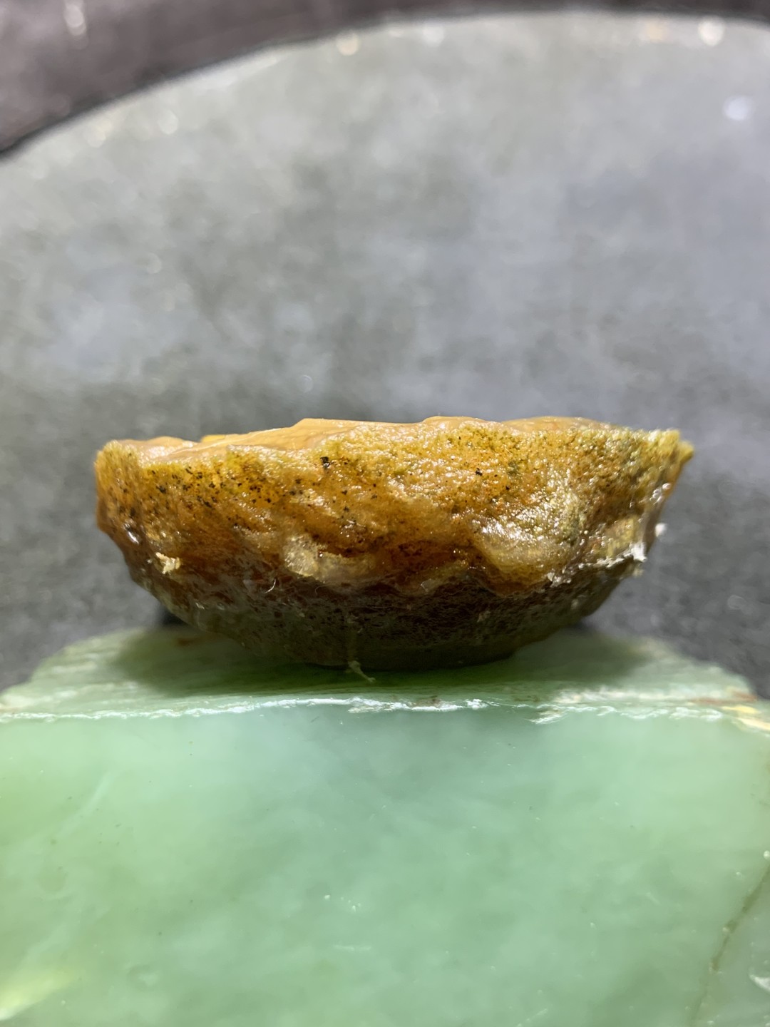亚光高润度冻料鸡油黄蒙料战国红玛瑙雕刻仿古吊坠一个，