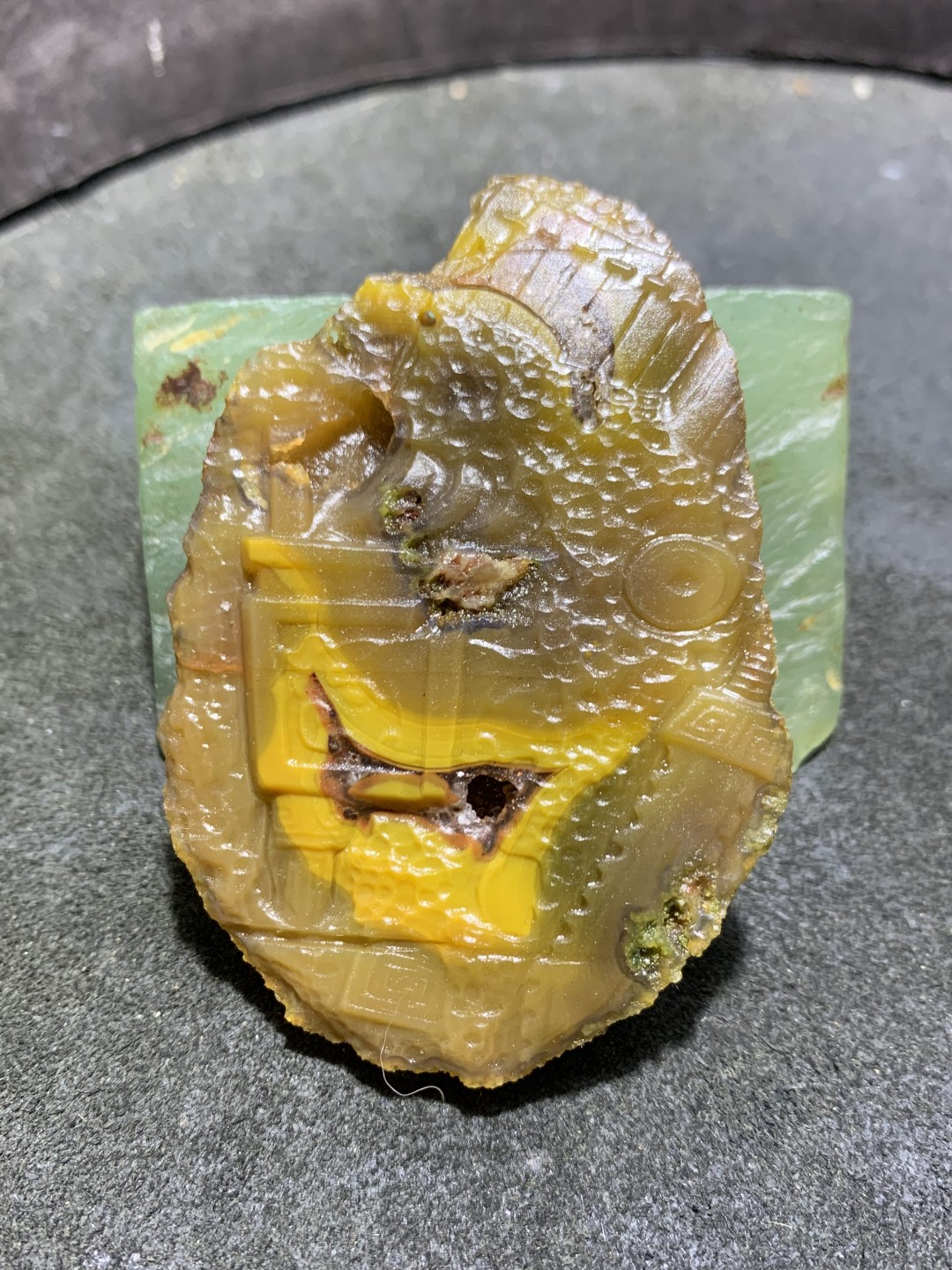 亚光高润度冻料鸡油黄蒙料战国红玛瑙雕刻仿古吊坠一个，