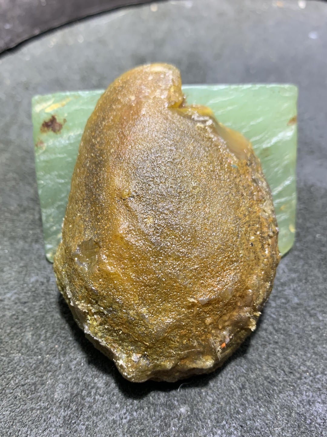 亚光高润度冻料鸡油黄蒙料战国红玛瑙雕刻仿古吊坠一个，