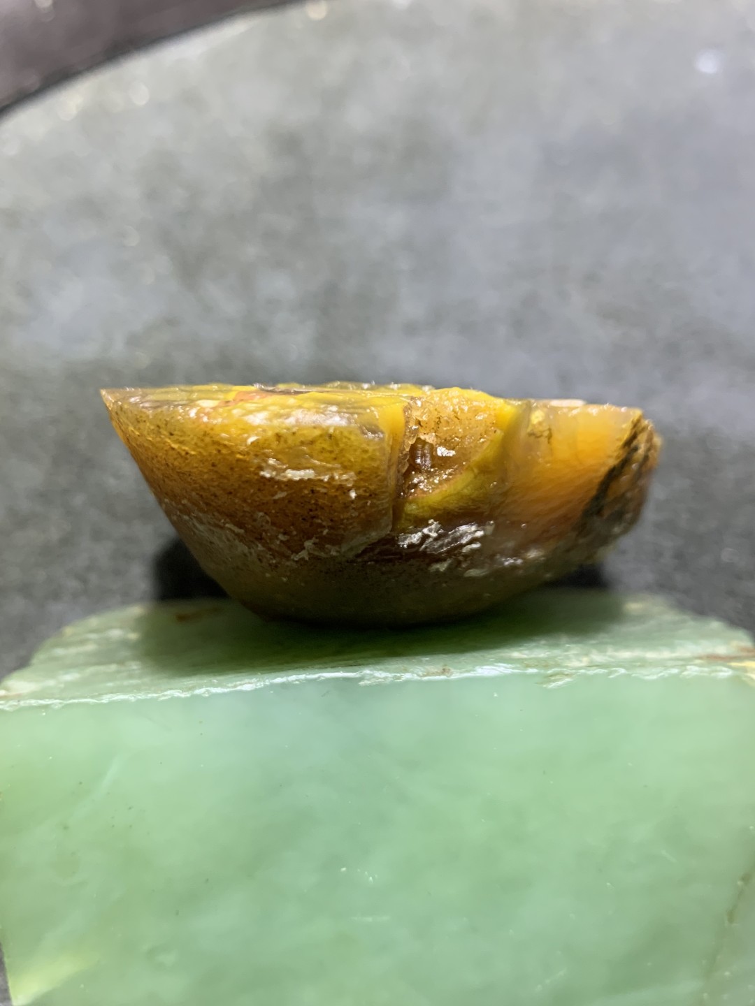 亚光高润度冻料鸡油黄蒙料战国红玛瑙雕刻仿古吊坠一个，
