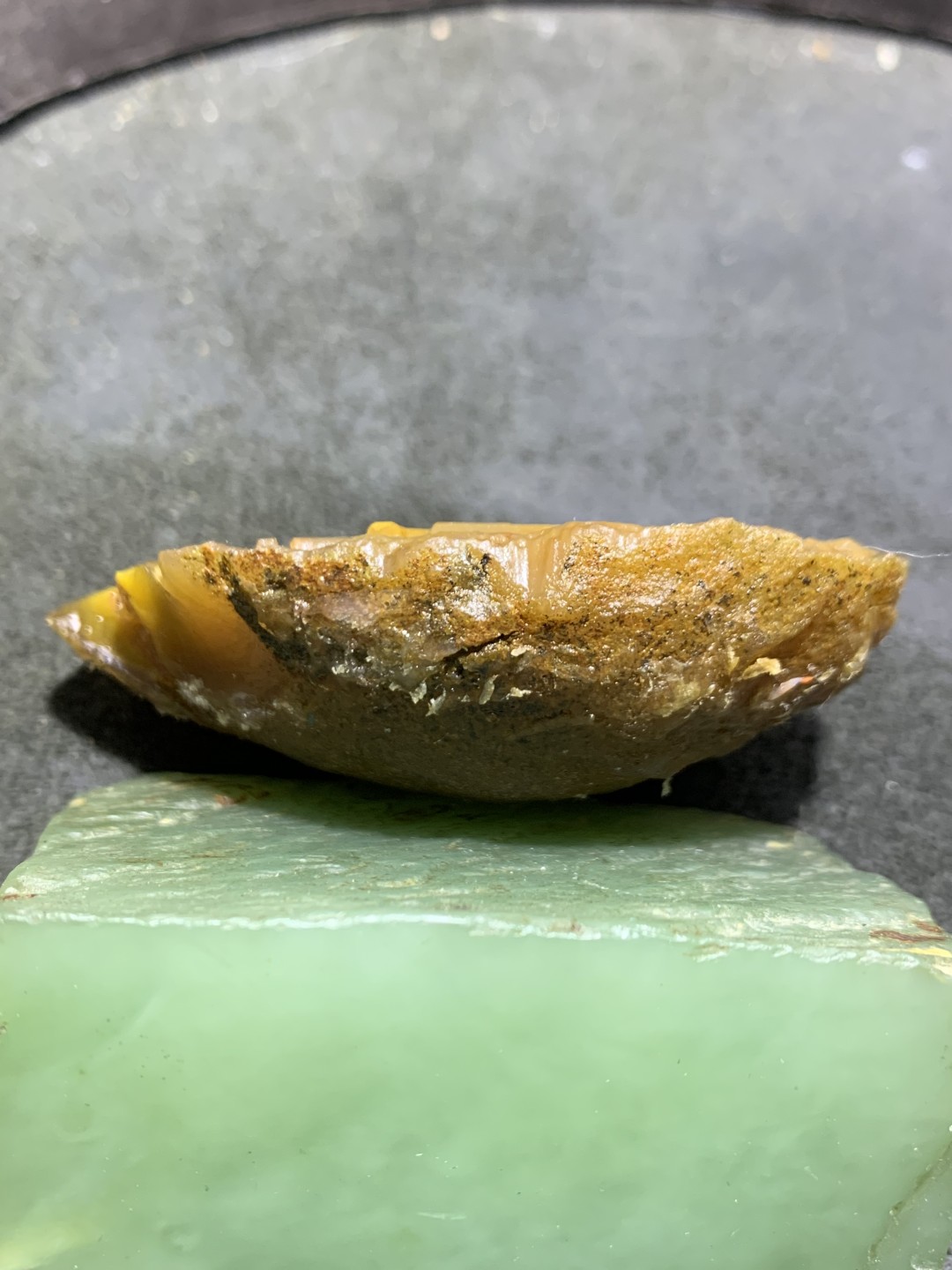 亚光高润度冻料鸡油黄蒙料战国红玛瑙雕刻仿古吊坠一个，