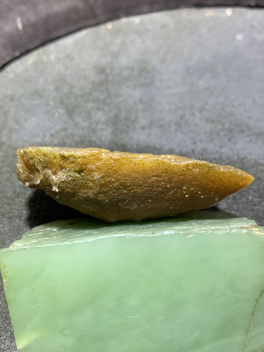 亚光高润度冻料鸡油黄蒙料战国红玛瑙雕刻仿古吊坠一个，
