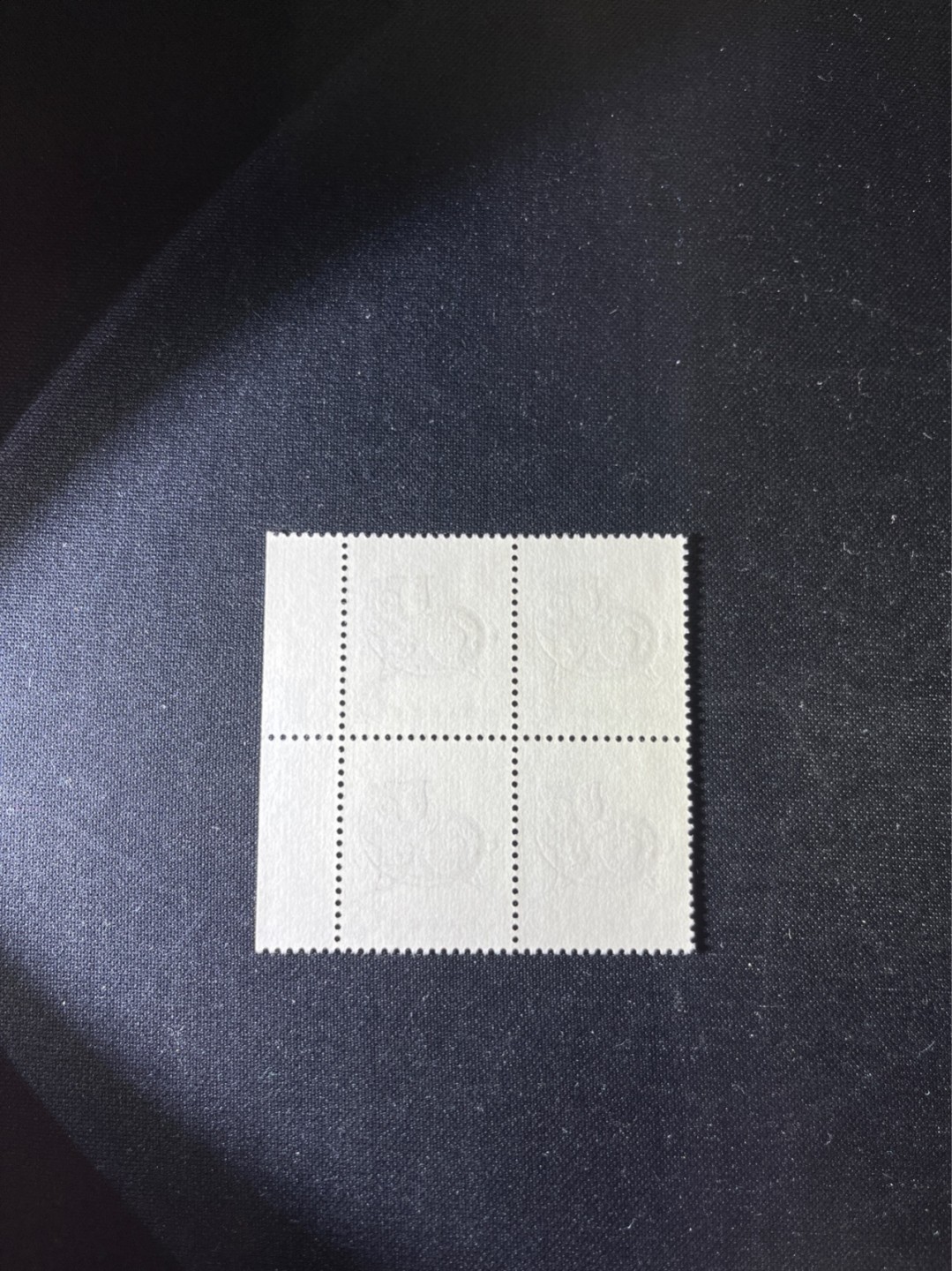 洪涛臻品 精选邮票限时拍卖第二十五期 T80生肖猪 方连一组带色标  版撕全品嘎嘎绝，齿孔饱满，背面雪白，带硅胶手套撕版没有触痕，可评级。版撕红猪数量有限，注意捡漏