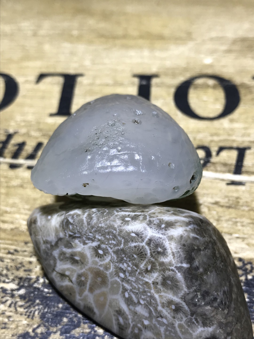 天然戈壁阿拉善麻皮玛瑙原石大吊坠一个，