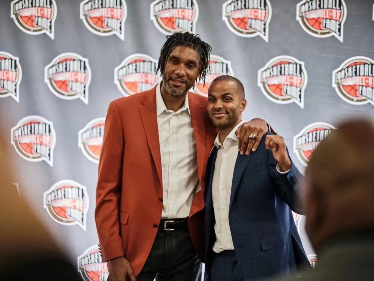 零元拍：NBA历史第一大前锋，五夺NBA总冠军、三届总决赛最有价值球员FMVP、两个常规赛MVP获得者，圣安东尼奥马刺队魂“石佛”邓肯亲笔签名，NBA75周年官方纪念珍藏球！