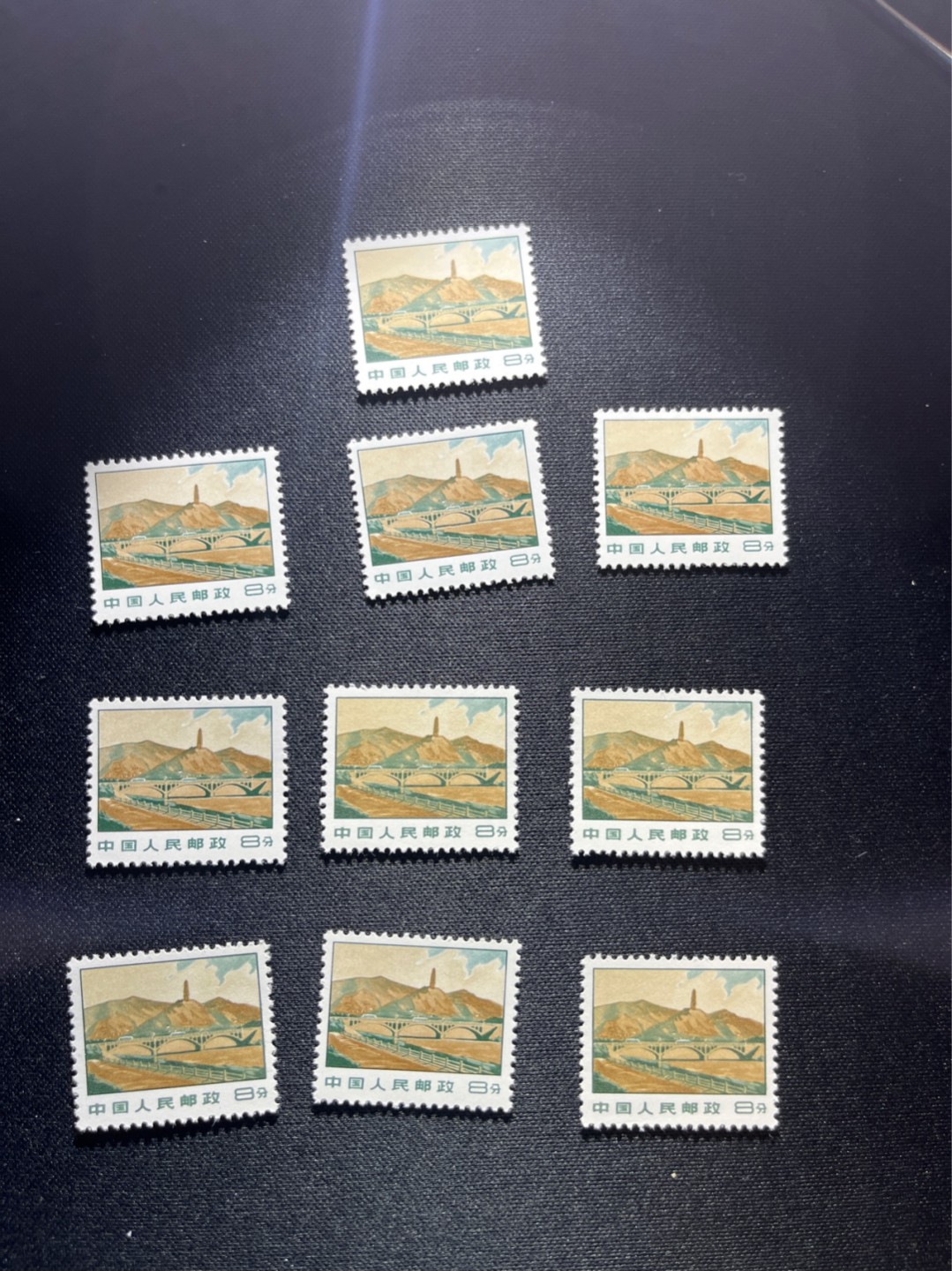 洪涛臻品 精选邮票限时拍卖第二十六期 普无号  8分宝塔山，共10枚一组，版撕嘎嘎绝，文革期间发行的唯一一套普票，非常有特点，集邮册中不可缺少的一组，文革票人气足，潜力大，目前处于价值洼地，版撕全品可直接评级，版撕小票价格便宜，多多益善，注意捡漏