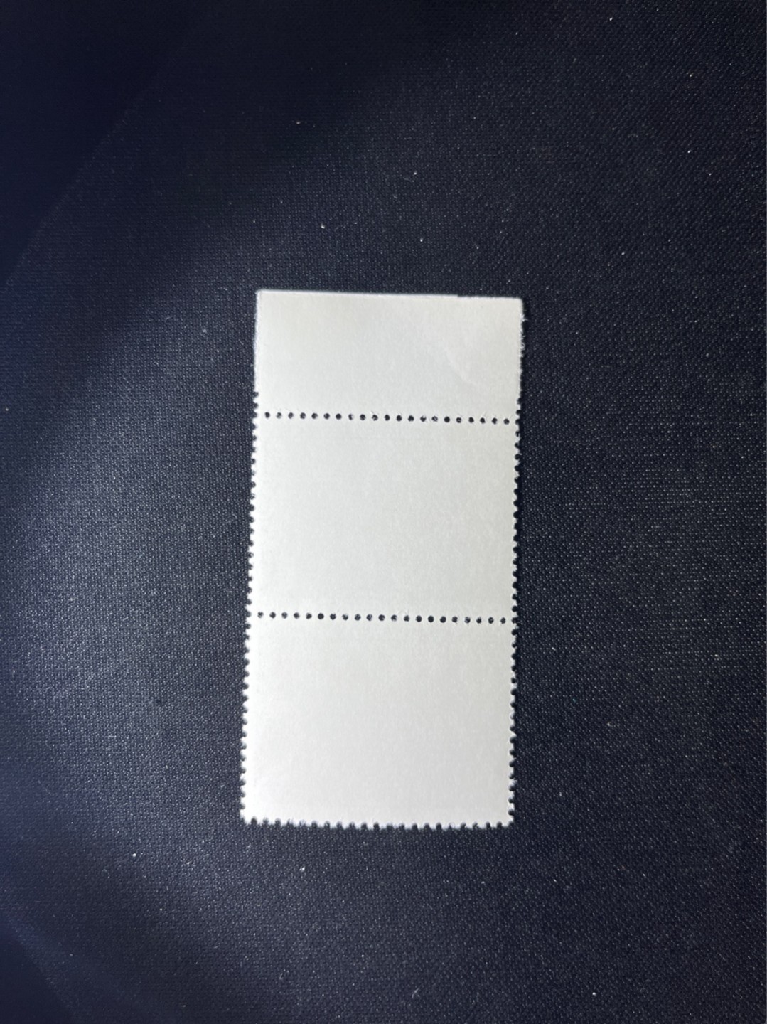 洪涛臻品 精选邮票限时拍卖第二十六期 编号N11  22分巴黎公社新，1971年发行，编号邮票中排名第一的邮票，2连，上边纸，色标，三俗稀缺，版撕全品，收藏级品相，拍照光线不好，无任何发黄，编号精品，普通全品好买，版撕全品不好碰，齿孔新，全品可评级，所有拍品包过灯，注意捡漏