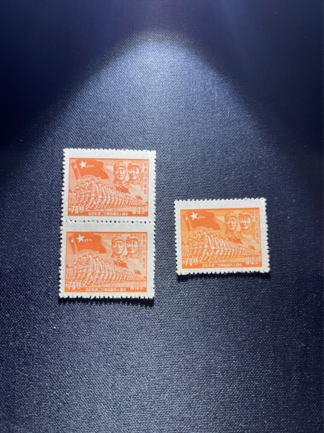 洪涛臻品 精选邮票限时拍卖第二十六期 1949年发行的进军图邮票 70元面值，3枚一组，全品，进军图纸张薄，多数都有折痕，一版进军图撕的零七八碎也找不出十几二十张可以评级的全品。无折痕的全品必须收藏一组，注意捡漏