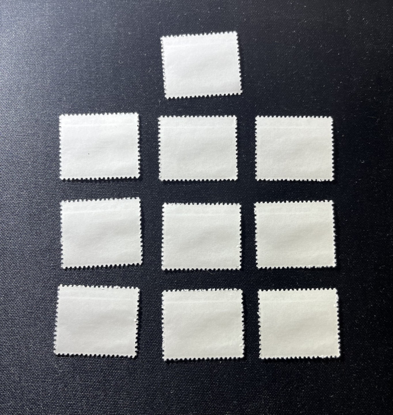 洪涛臻品 精选邮票限时拍卖第二十六期 普无号  8分天安门红太阳，10枚一组，收藏级品相一组，版撕嘎嘎绝，红色图案非常漂亮，正红背白，集邮册中必不可少的一组，版撕精品小票，多多益善，价值洼地，全品可评级，所有拍品包过灯，注意捡漏