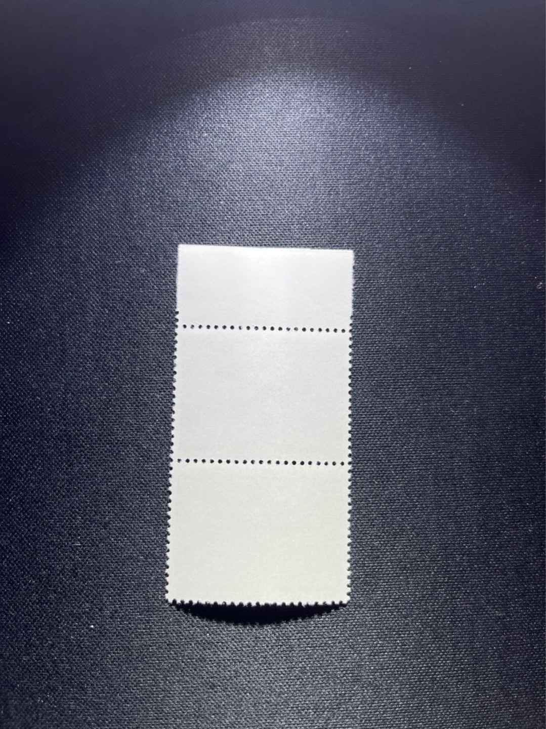 洪涛臻品 精选邮票限时拍卖第二十六期 编号N11  22分巴黎公社新，1971年发行，编号邮票中排名第一的邮票，2连，上边纸，色标，三俗稀缺，版撕全品，收藏级品相，拍照光线不好，无任何发黄，编号精品，普通全品好买，版撕全品不好碰，齿孔新，全品可评级，所有拍品包过灯，注意捡漏