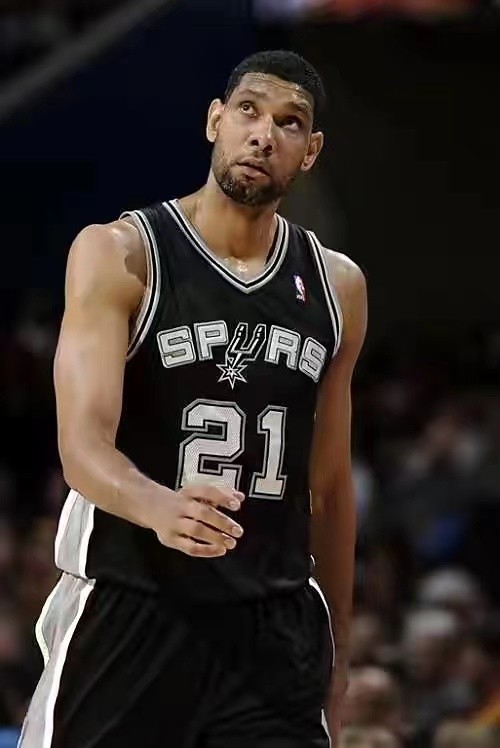 零元拍：NBA历史第一大前锋，五夺NBA总冠军、三届总决赛最有价值球员FMVP、两个常规赛MVP获得者，圣安东尼奥马刺队魂“石佛”邓肯亲笔签名，NBA75周年官方纪念珍藏球！