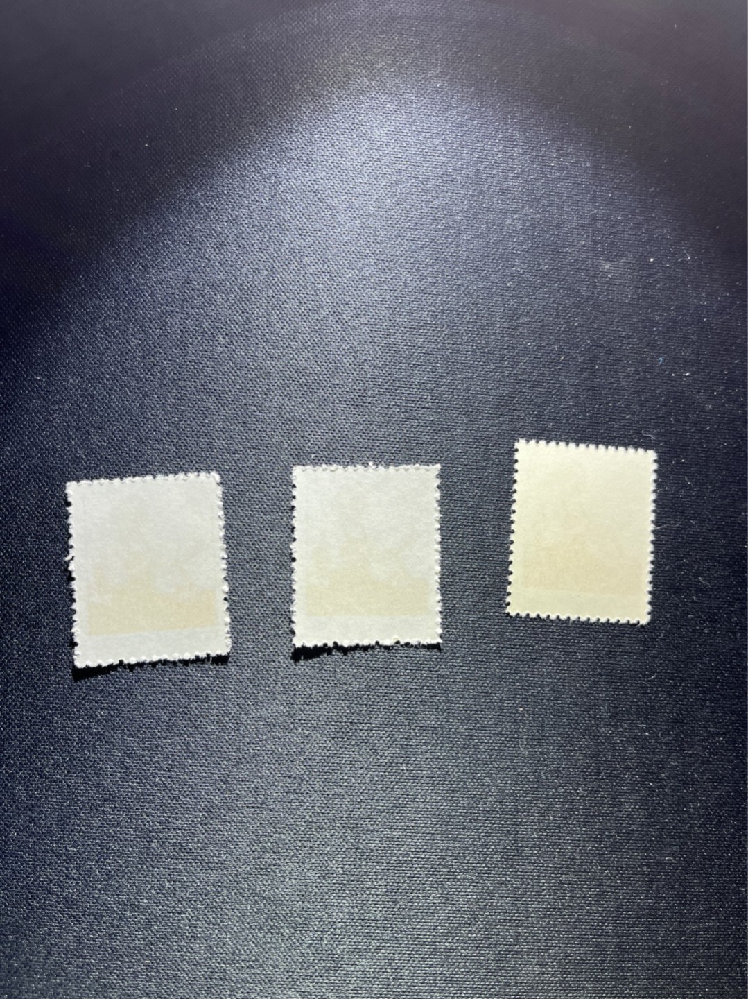 洪涛臻品 精选邮票限时拍卖第二十七期 普无号  5分拖拉机手，3枚一组，收藏级品相一组，版撕嘎嘎绝，非常漂亮，集邮册中必不可少的一组，版撕精品小票，多多益善，价值洼地，全品可评级，所有拍品包过灯，注意捡漏