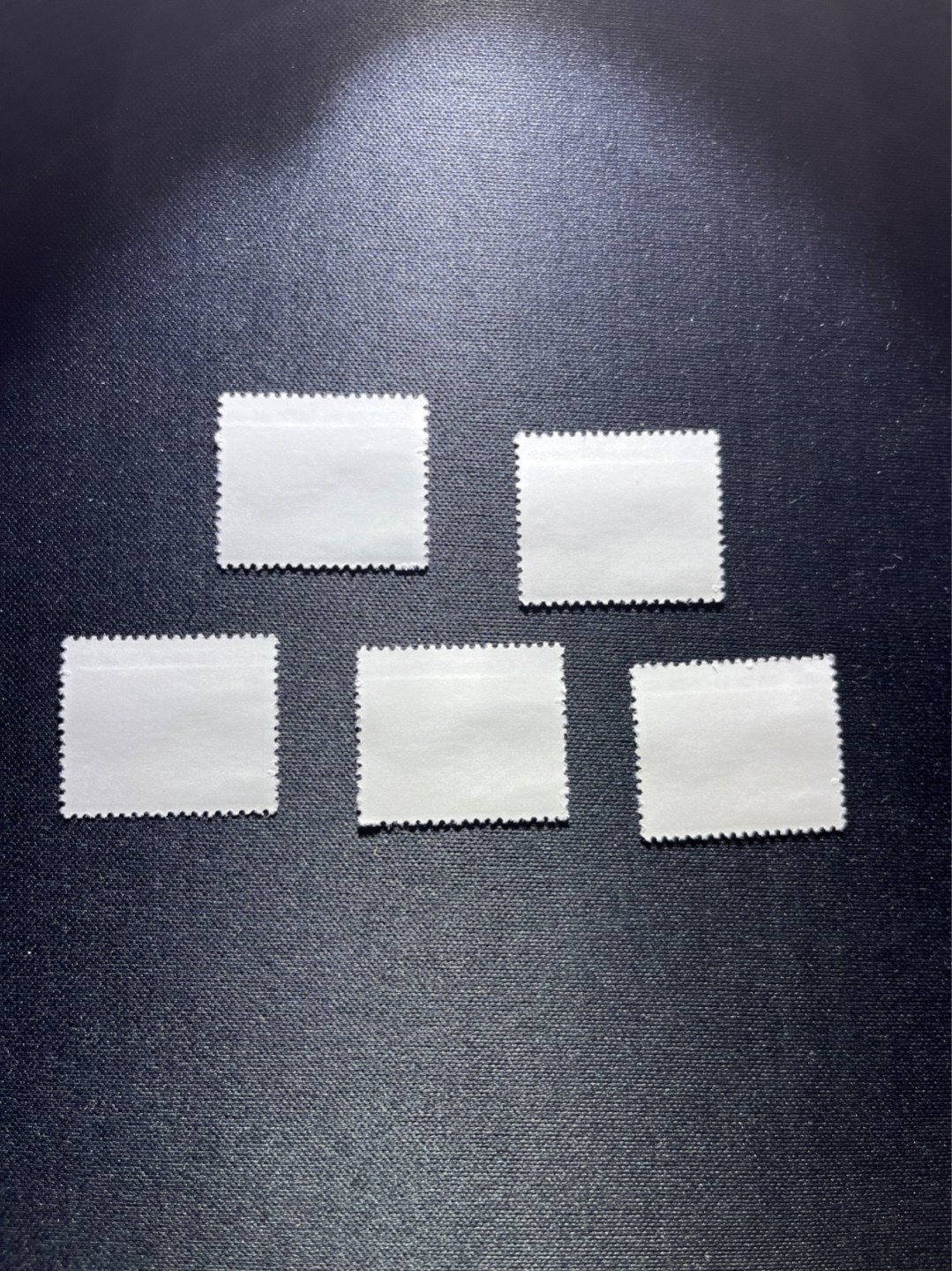 洪涛臻品 精选邮票限时拍卖第二十七期 普无号  8分天安门红太阳，5枚一组，收藏级品相一组，版撕嘎嘎绝，非常漂亮，集邮册中必不可少的一组，版撕精品小票，多多益善，价值洼地，全品可评级，所有拍品包过灯，注意捡漏