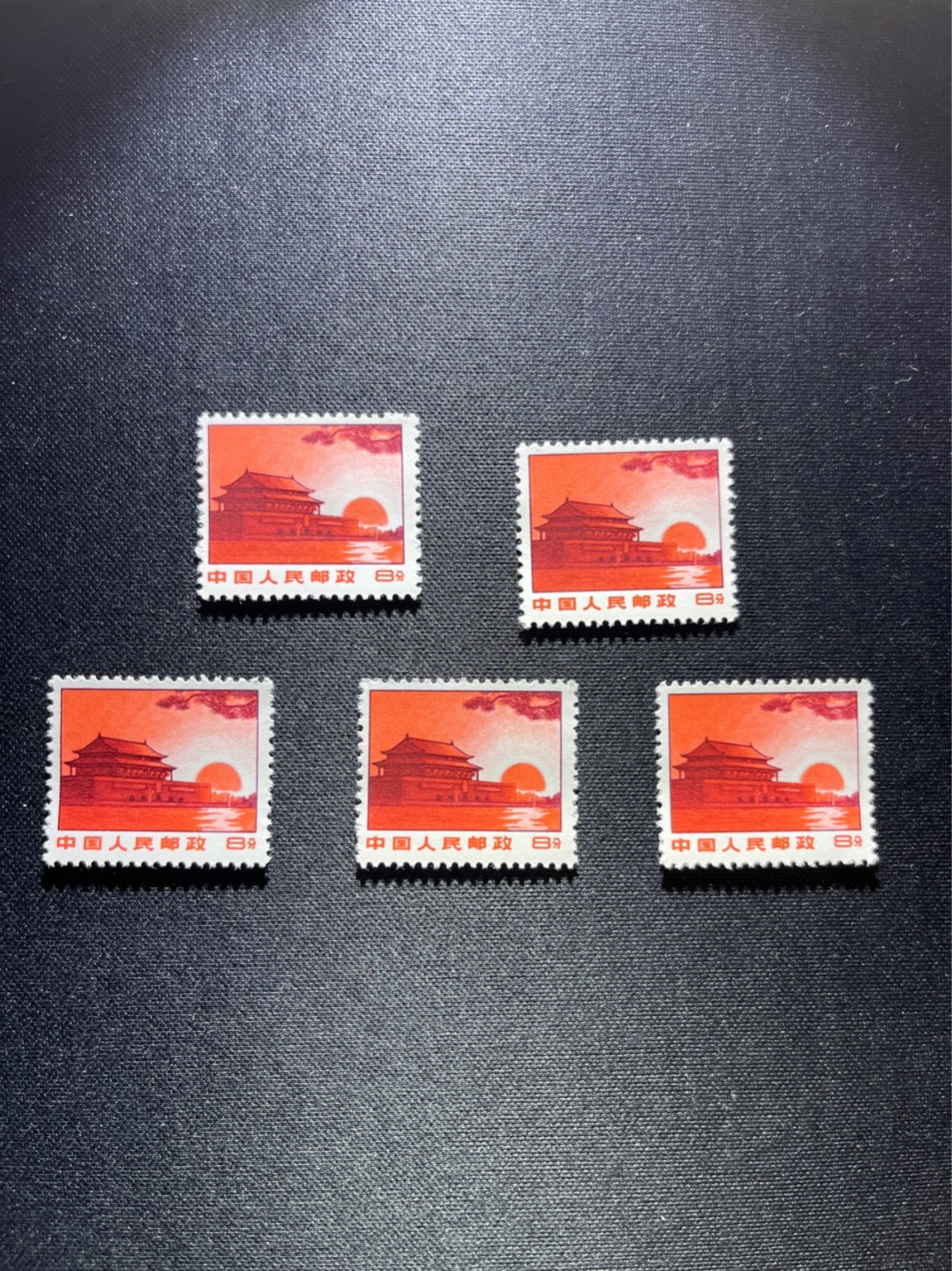 洪涛臻品 精选邮票限时拍卖第二十七期 普无号  8分天安门红太阳，5枚一组，收藏级品相一组，版撕嘎嘎绝，非常漂亮，集邮册中必不可少的一组，版撕精品小票，多多益善，价值洼地，全品可评级，所有拍品包过灯，注意捡漏