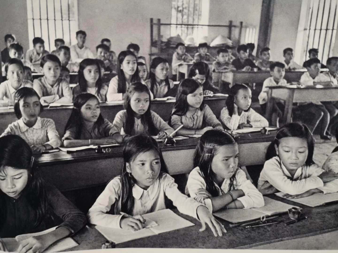 24.【鲸贝乐★道德经】第“湛兮，似或存”号拍卖 【中国代印★越南🇻🇳】1968年1盾，2张，AUNC品相如图有压痕