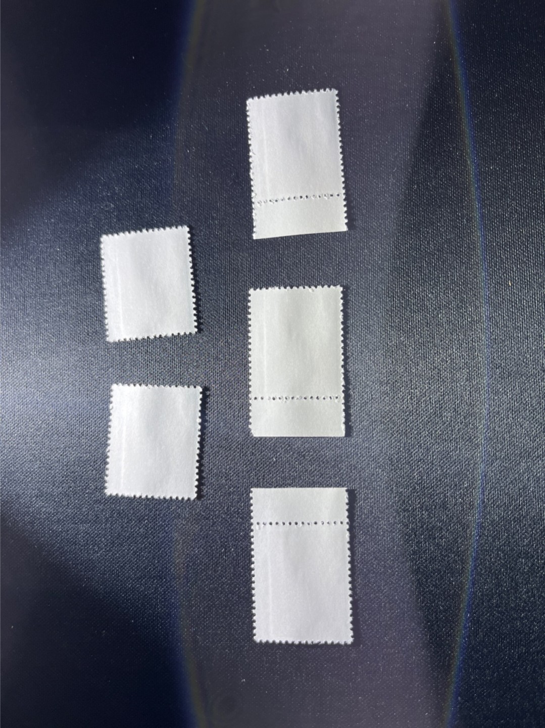 洪涛臻品 精选邮票限时拍卖第二十八期 普无号  8分天安门红太阳，5枚一组，版撕嘎嘎绝，文革期间唯一的一套普通，且是在中苏交恶期间，面临苏联核攻击的背景下，设计印刷的战备邮票。因为战备条件不稳定，普无号产生了多种细齿票，随手取票未细分，买家可以自行研究捡漏。 集邮册中不可缺少的一组，目前处于价值洼地，版撕全品可直接评级，版撕小票价格便宜，多多益善，注意捡漏