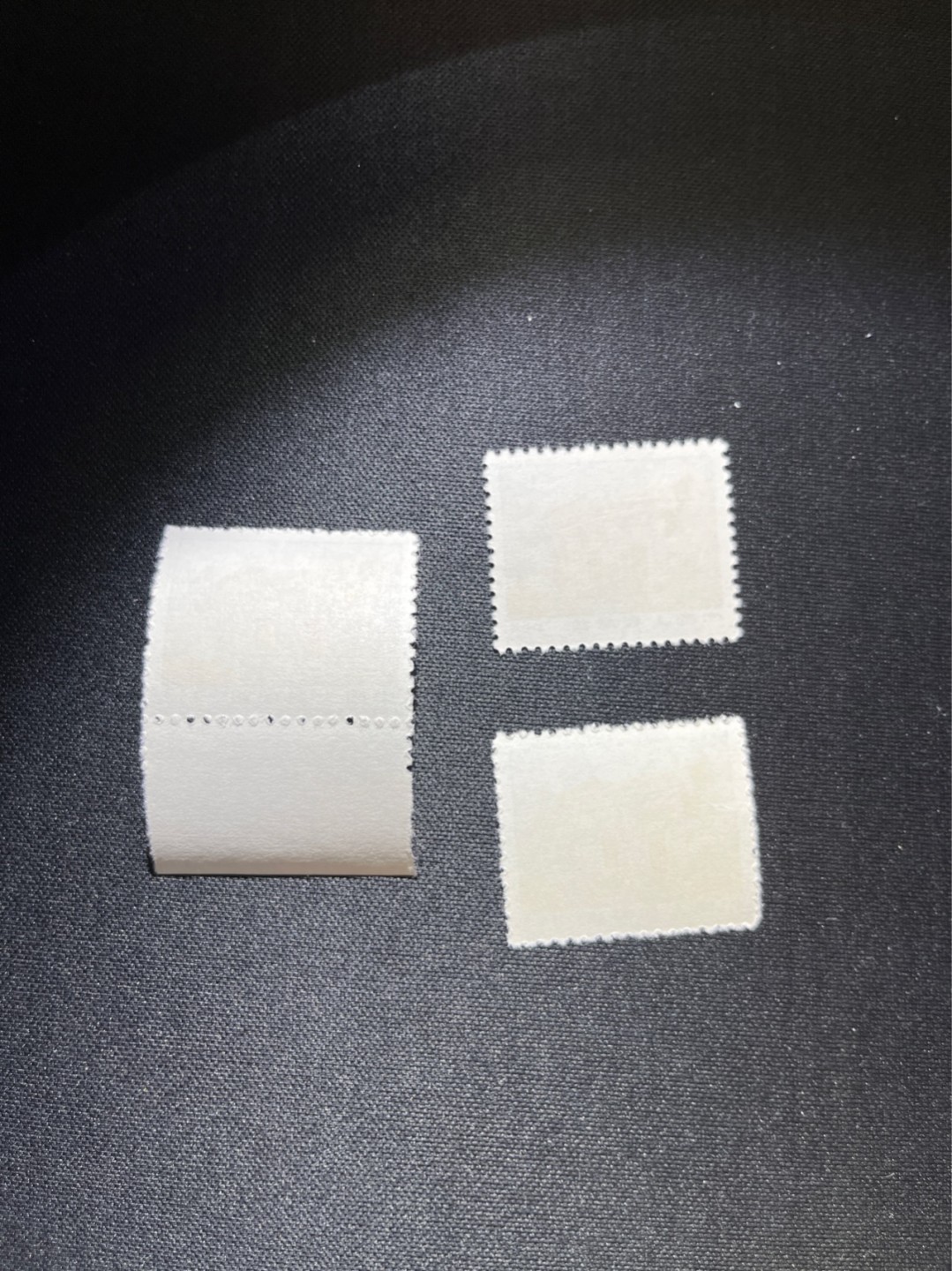 洪涛臻品 精选邮票限时拍卖第二十八期 普无号  1分半一大会址，次筋，3枚一组，版撕嘎嘎绝，文革期间唯一的一套普通，且是在中苏交恶期间，面临苏联核攻击的背景下，设计印刷的战备邮票。因为战备条件不稳定，普无号产生了多种细齿票，随手取票未细分，买家可以自行研究捡漏。 集邮册中不可缺少的一组，目前处于价值洼地，版撕全品可直接评级，版撕小票价格便宜，多多益善，注意捡漏