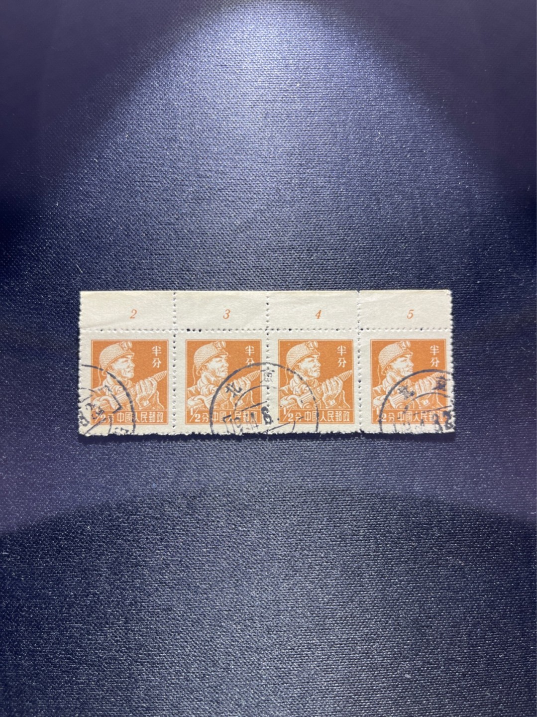 洪涛臻品 精选邮票限时拍卖第二十八期 普8盖销 半分4连 数字边 2345  几乎全品  软印。第一套新币值普票，全套均有高仿假票，本项完全保真。这套票用纸复杂，有厚纸薄纸白纸黄纸，还有不同的齿孔，光齿毛齿等。随手取票未细分，买家可以自行研究捡漏。