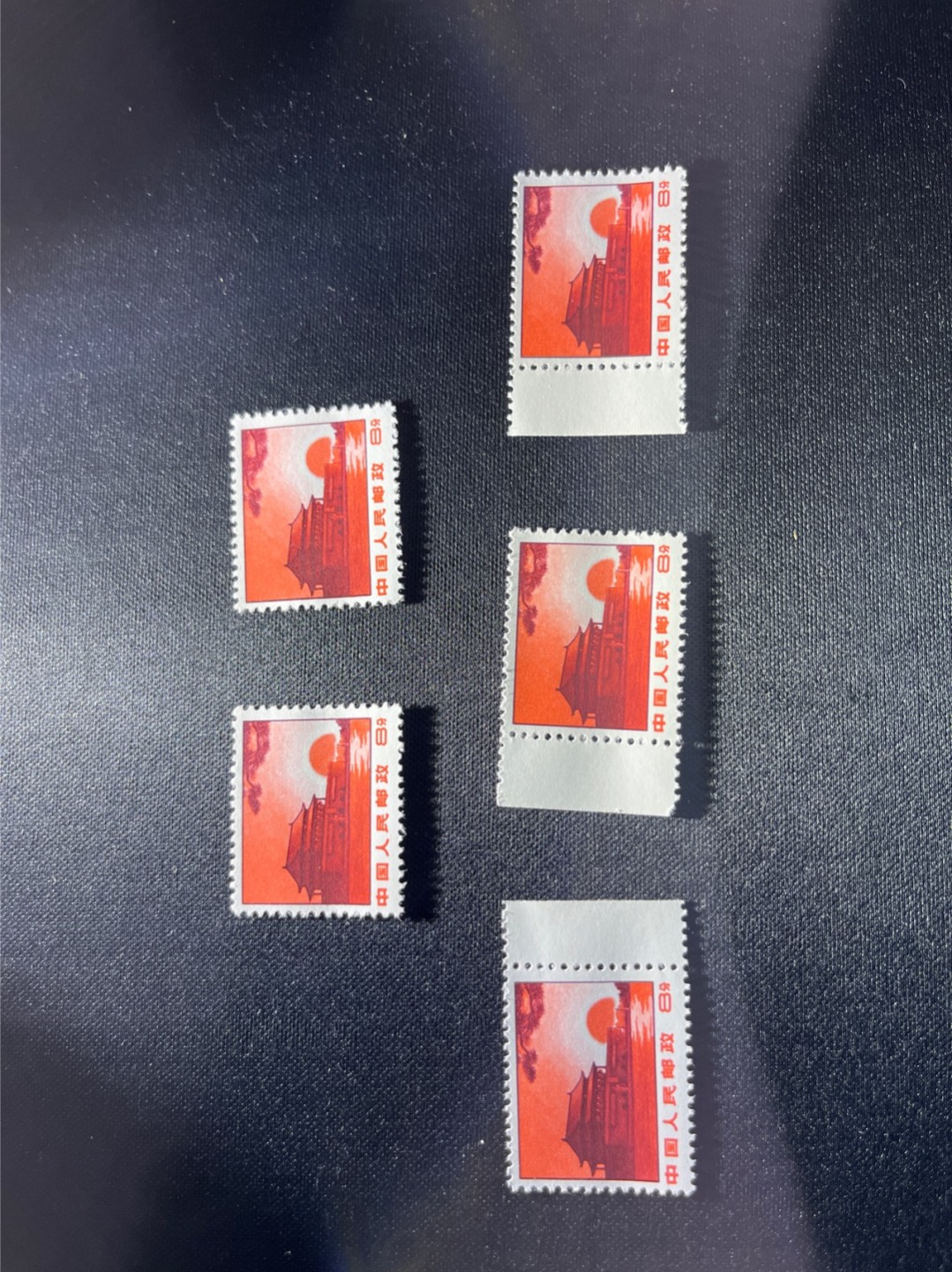 洪涛臻品 精选邮票限时拍卖第二十八期 普无号  8分天安门红太阳，5枚一组，版撕嘎嘎绝，文革期间唯一的一套普通，且是在中苏交恶期间，面临苏联核攻击的背景下，设计印刷的战备邮票。因为战备条件不稳定，普无号产生了多种细齿票，随手取票未细分，买家可以自行研究捡漏。 集邮册中不可缺少的一组，目前处于价值洼地，版撕全品可直接评级，版撕小票价格便宜，多多益善，注意捡漏
