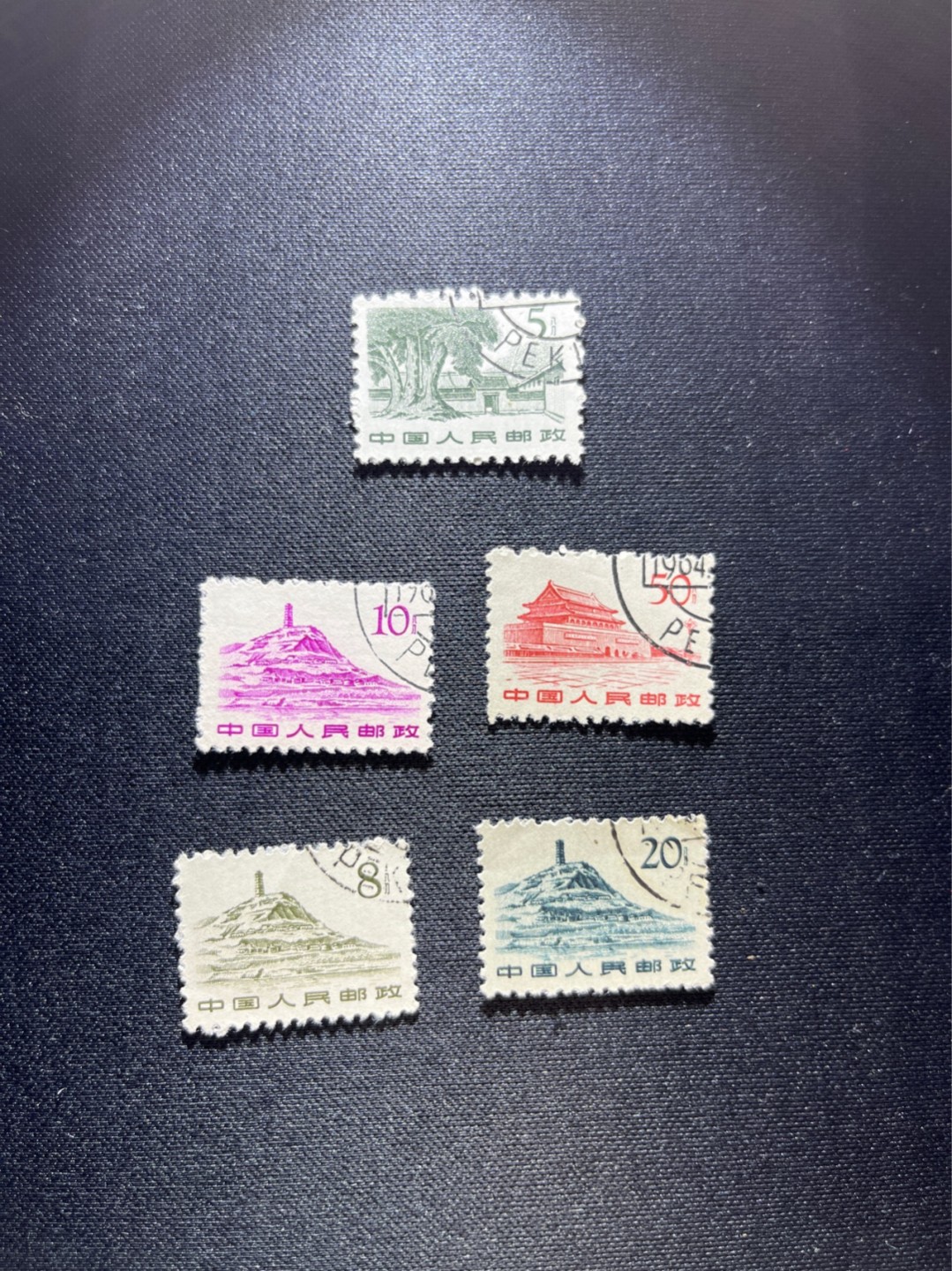 洪涛臻品 精选邮票限时拍卖第二十八期 普11革命圣地 盖销顺戳一组  5枚几乎全品。 雕刻版漂亮，从5分到20分，很精美，印刷成本很高，由于模板磨损，后期印刷的有铭记露白，随手取票未细分，买家可以自行研究捡漏。