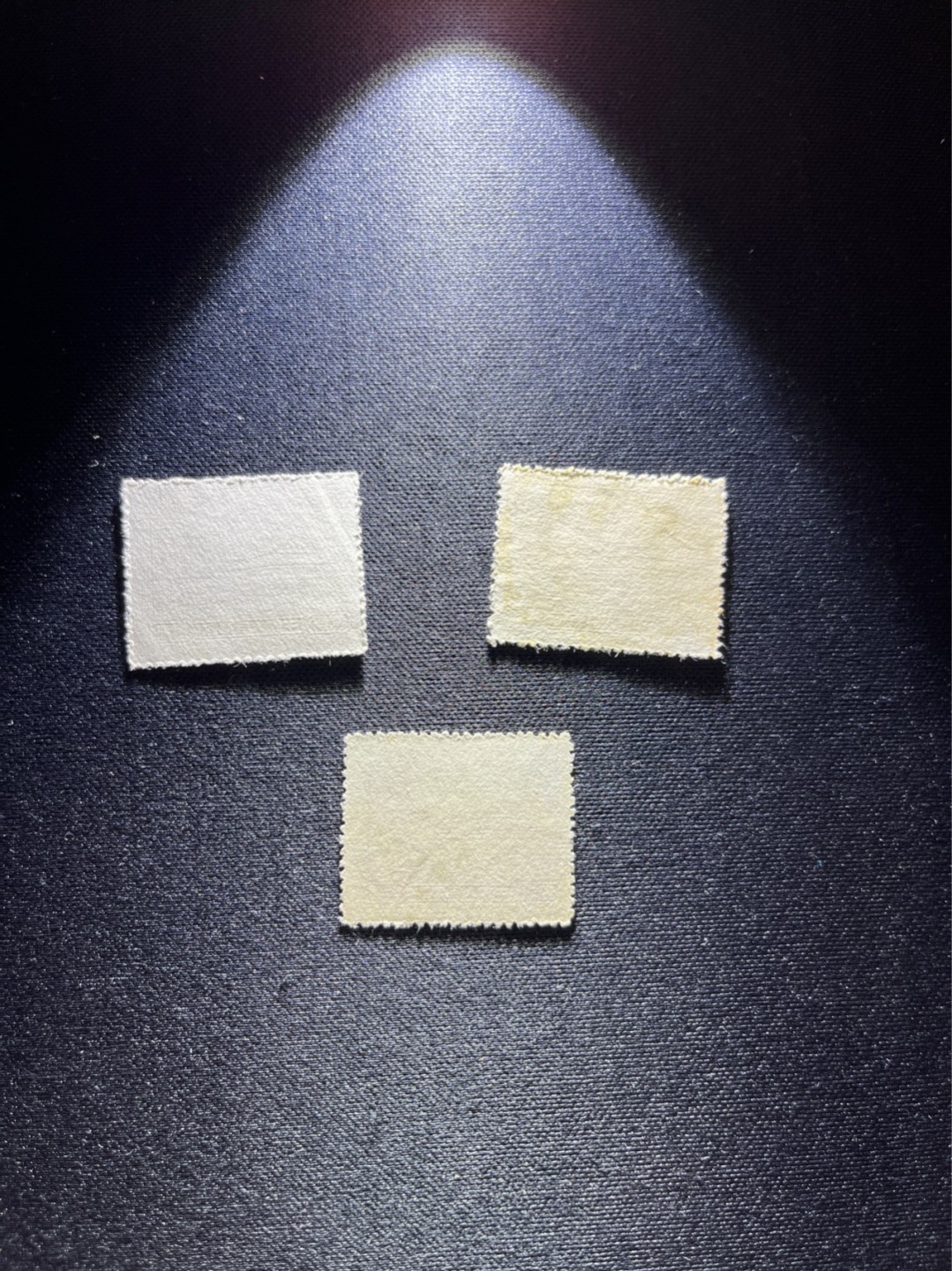 洪涛臻品 精选邮票限时拍卖第二十八期 普9天安门图案，2枚信销，1枚盖销。新票的筋票为1元和2元，1元有薄白纸加印，5元背面有光滑与粗糙之分。随手取票未细分，买家可以自行研究捡漏。