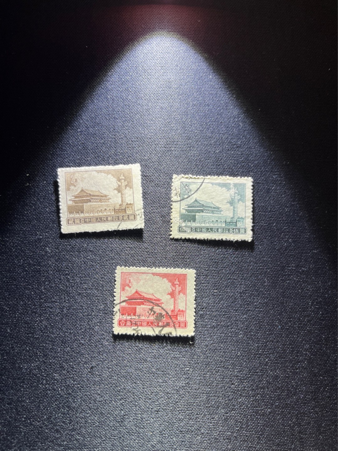 洪涛臻品 精选邮票限时拍卖第二十八期 普9天安门图案，2枚信销，1枚盖销。新票的筋票为1元和2元，1元有薄白纸加印，5元背面有光滑与粗糙之分。随手取票未细分，买家可以自行研究捡漏。