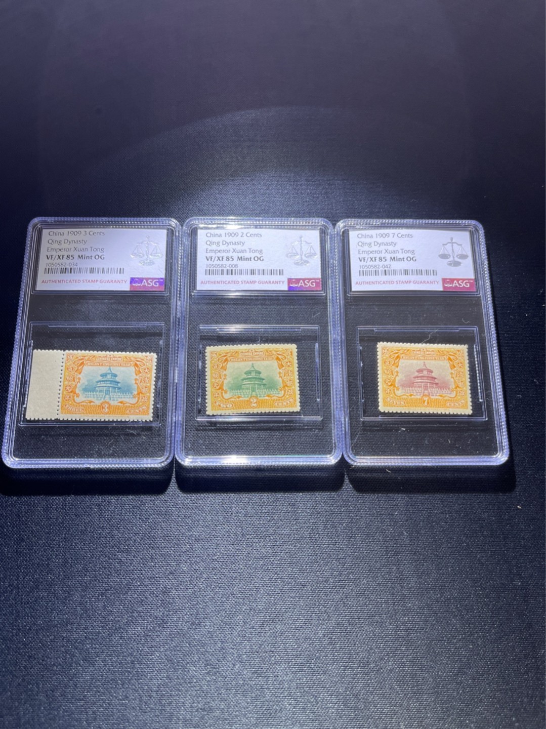 洪涛臻品 精选邮票限时拍卖第二十八期 宣统登基全套新  ASG85分，OG，撕大块送评，105号最新出的极严评高配版85分，状态极佳，可以砸壳博90分。 清代宣统邮票发行量仅100万套，历时久远，战乱动荡与自然条件的变迁后，留存至今带有原胶的已经且无贴的已经寥寥无几，这其中能评到85分属于百里挑一的品相。 评级资源枯竭，随时大涨，注意捡漏