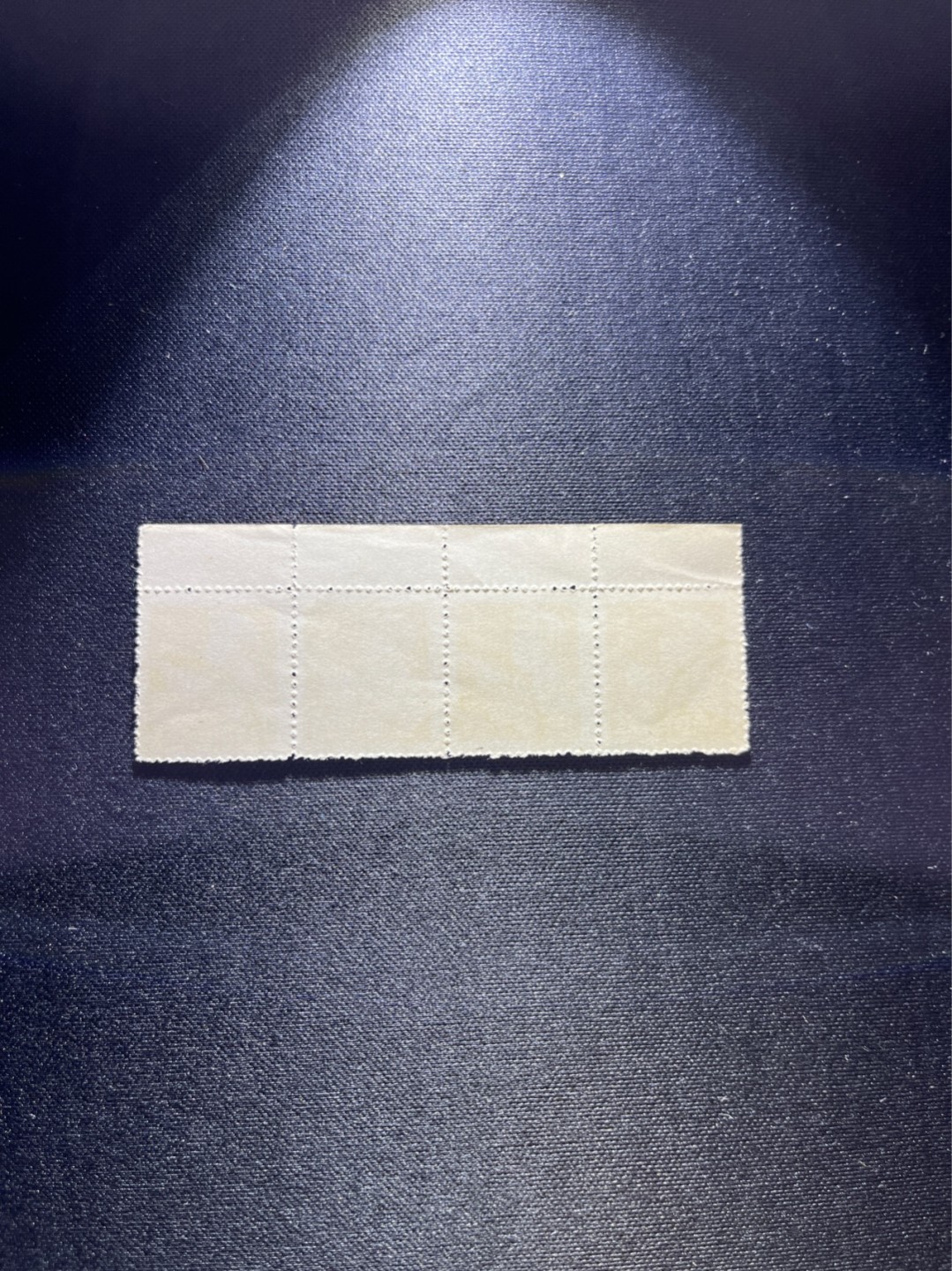 洪涛臻品 精选邮票限时拍卖第二十八期 普8盖销 半分4连 数字边 2345  几乎全品  软印。第一套新币值普票，全套均有高仿假票，本项完全保真。这套票用纸复杂，有厚纸薄纸白纸黄纸，还有不同的齿孔，光齿毛齿等。随手取票未细分，买家可以自行研究捡漏。