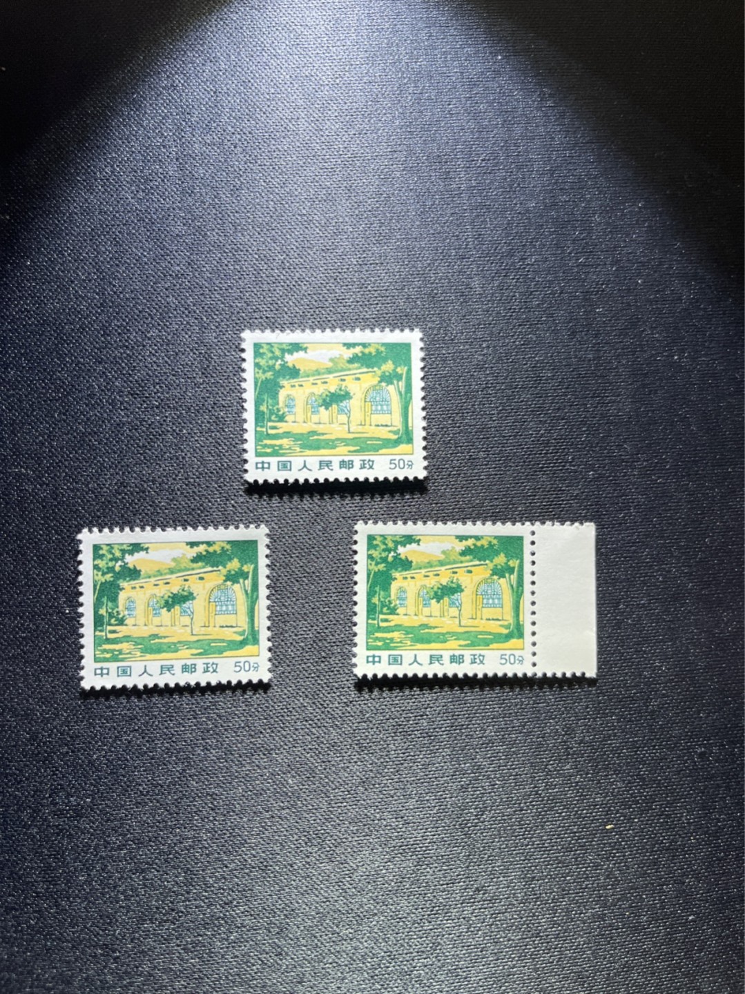 洪涛臻品 精选邮票限时拍卖第二十八期 普无号  50分枣园，3枚一组，版撕嘎嘎绝，文革期间唯一的一套普通，且是在中苏交恶期间，面临苏联核攻击的背景下，设计印刷的战备邮票。因为战备条件不稳定，普无号产生了多种细齿票，随手取票未细分，买家可以自行研究捡漏。 集邮册中不可缺少的一组，目前处于价值洼地，版撕全品可直接评级，版撕小票价格便宜，多多益善，注意捡漏