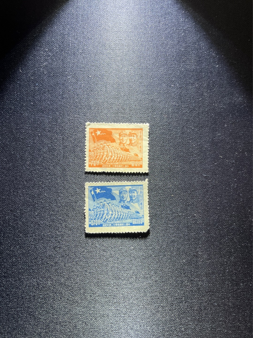 洪涛臻品 精选邮票限时拍卖第二十八期 1949年发行的进军图邮票 70元面值，570元面值，2枚一组，上品，软折，进军图纸张薄，多数都有折痕，一版进军图撕的零七八碎也找不出十几二十张可以评级的全品，注意捡漏