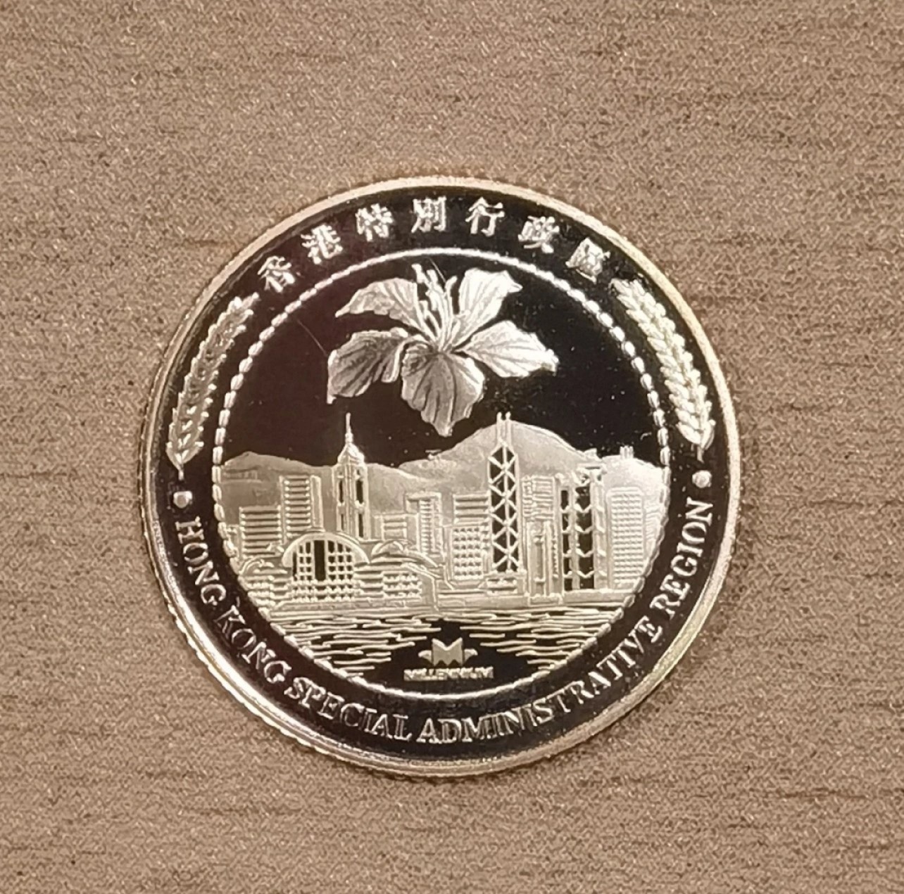 北京马甸外国币专卖微拍第八十五期，外国金银币专场，陆续上新，欢迎关注 2002年香港发行英国铸造马年精制金纪念章重3.99克成色917
