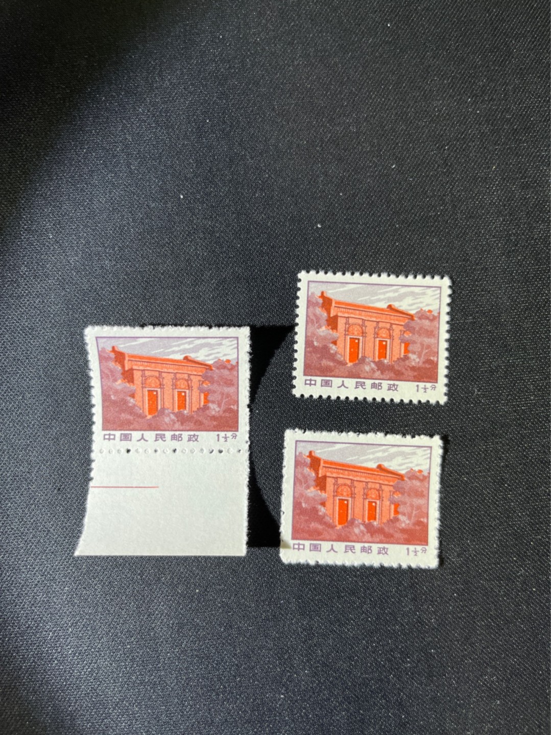洪涛臻品 精选邮票限时拍卖第二十八期 普无号  1分半一大会址，次筋，3枚一组，版撕嘎嘎绝，文革期间唯一的一套普通，且是在中苏交恶期间，面临苏联核攻击的背景下，设计印刷的战备邮票。因为战备条件不稳定，普无号产生了多种细齿票，随手取票未细分，买家可以自行研究捡漏。 集邮册中不可缺少的一组，目前处于价值洼地，版撕全品可直接评级，版撕小票价格便宜，多多益善，注意捡漏