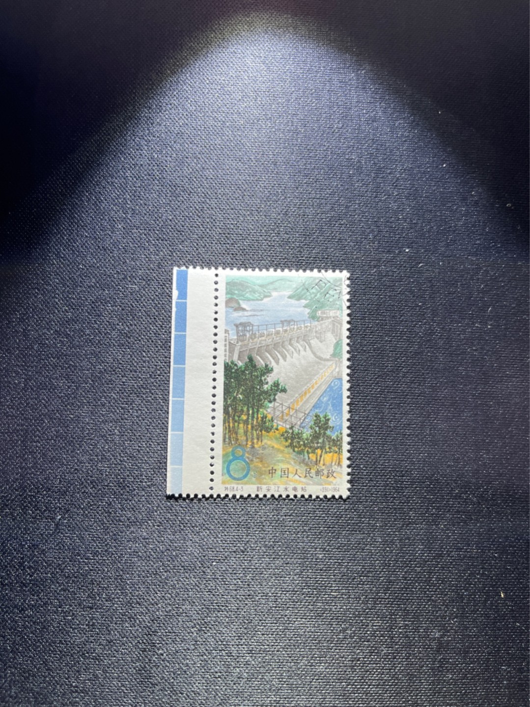 洪涛臻品 精选邮票限时拍卖第二十八期 特68  新安江 4-3盖销，满色标，版撕全品嘎嘎绝，解放初的经典票，整版撕开，面艳胶白，票挺洁净，齿孔完美，收藏评级两相宜，且有色标高附加值边纸。老纪特的版票资源十分稀缺难寻，机会来临时必须抓住。