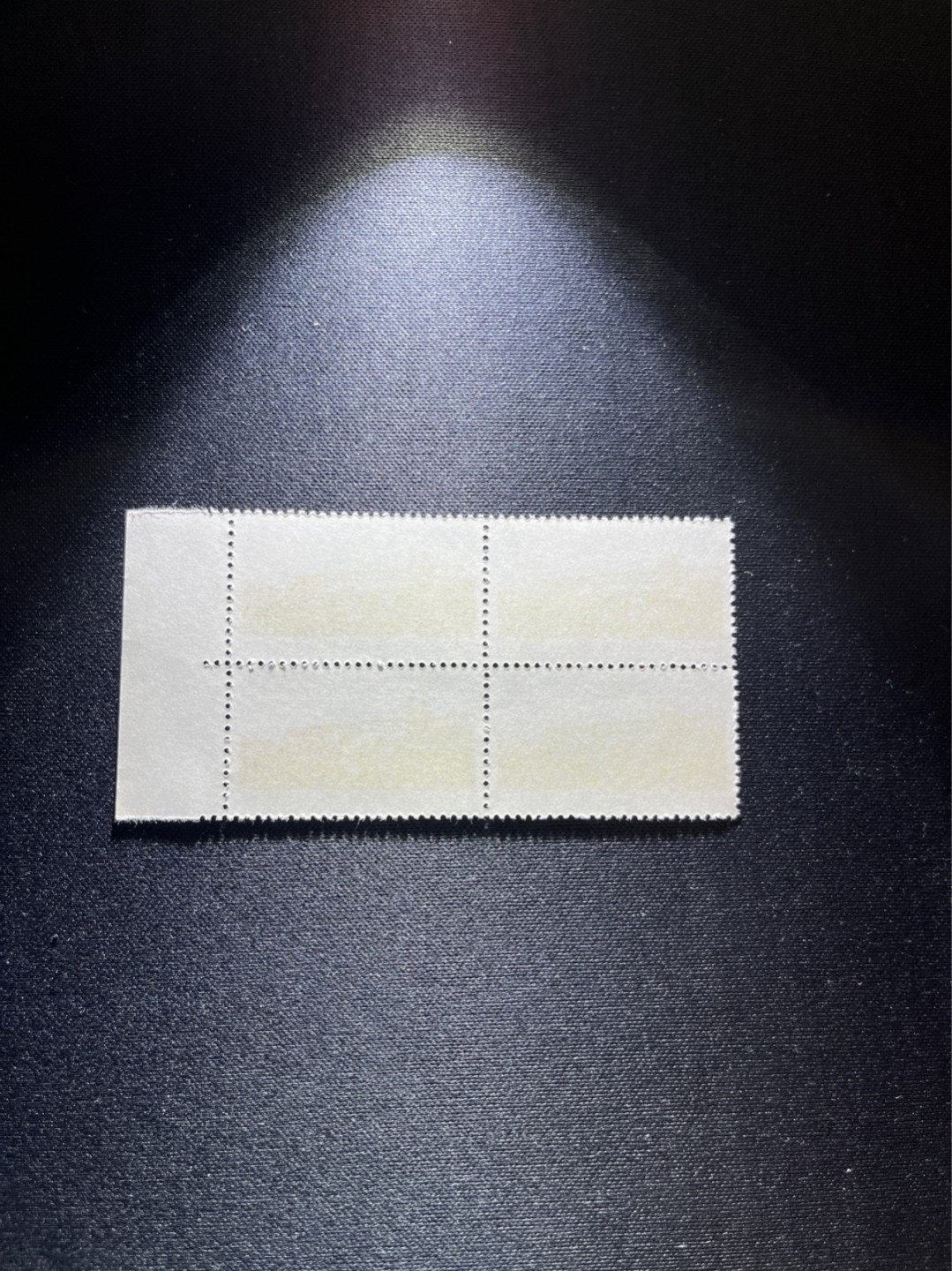 洪涛臻品 精选邮票限时拍卖第二十八期 文14长江大桥新 4分方连一组。版撕品质嘎嘎绝，撕口很新，收藏级别品质，全品可评级，所有拍品包过灯，注意捡漏。文14是文革票里颜值比较高的。文13后，毛主席批评邮政说不许搞语录，也不能浪费纸张用大票幅，这才有了文14的小票幅的交通题材邮票。  