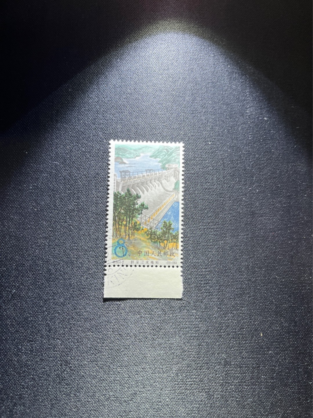 洪涛臻品 精选邮票限时拍卖第二十八期 特68  新安江 4-3盖销  一枚，版撕全品嘎嘎绝。解放初的经典票，整版撕开，面艳胶白，票挺洁净，齿孔完美，收藏评级两相宜，老纪特的版票资源十分稀缺难寻，机会来临时必须抓住。