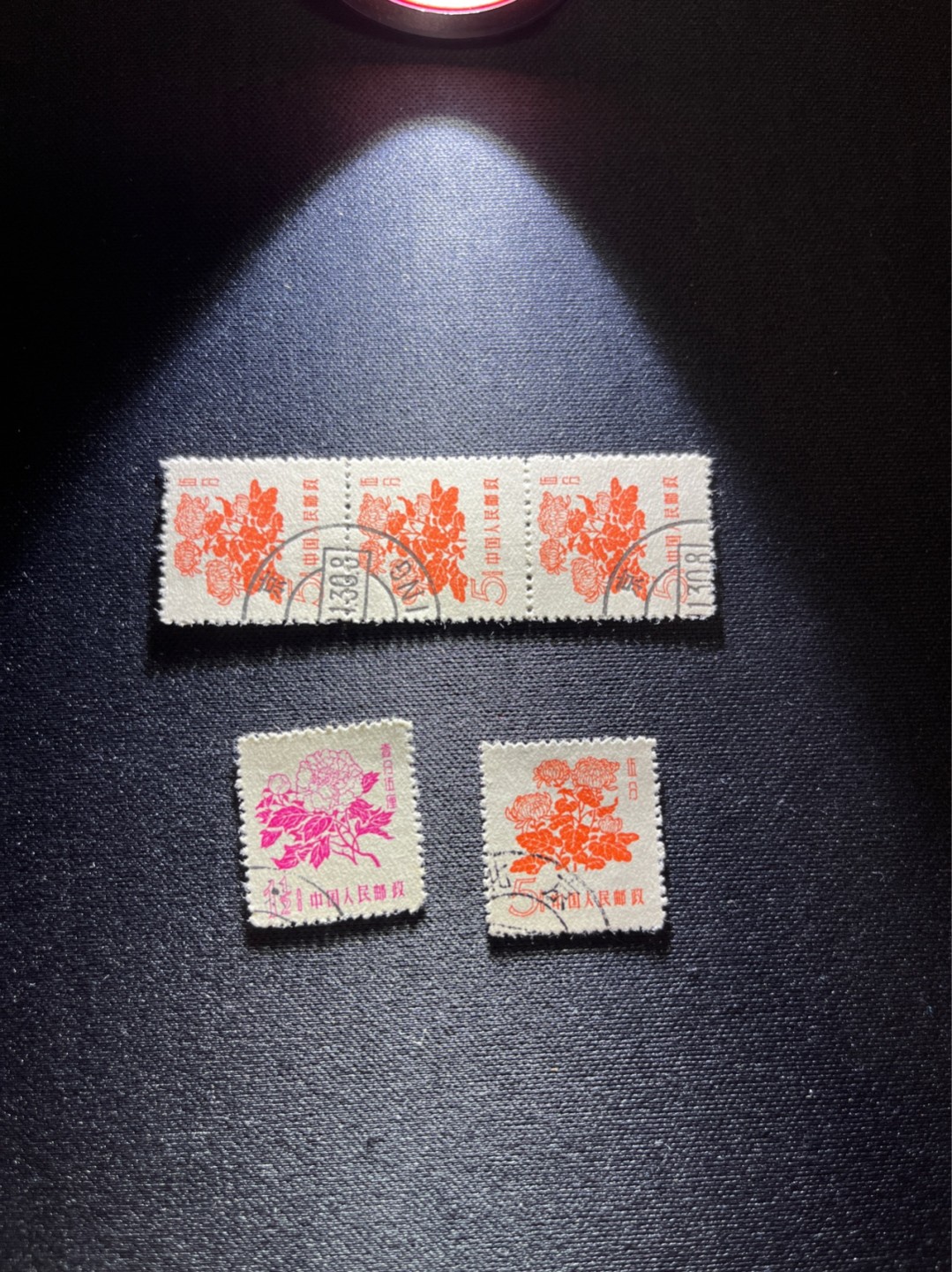 洪涛臻品 精选邮票限时拍卖第二十八期 普10牡丹与菊花，2枚加5分三联票，全品。当年印刷最少的应该是5分面值票，虽然它目前不是筋票。