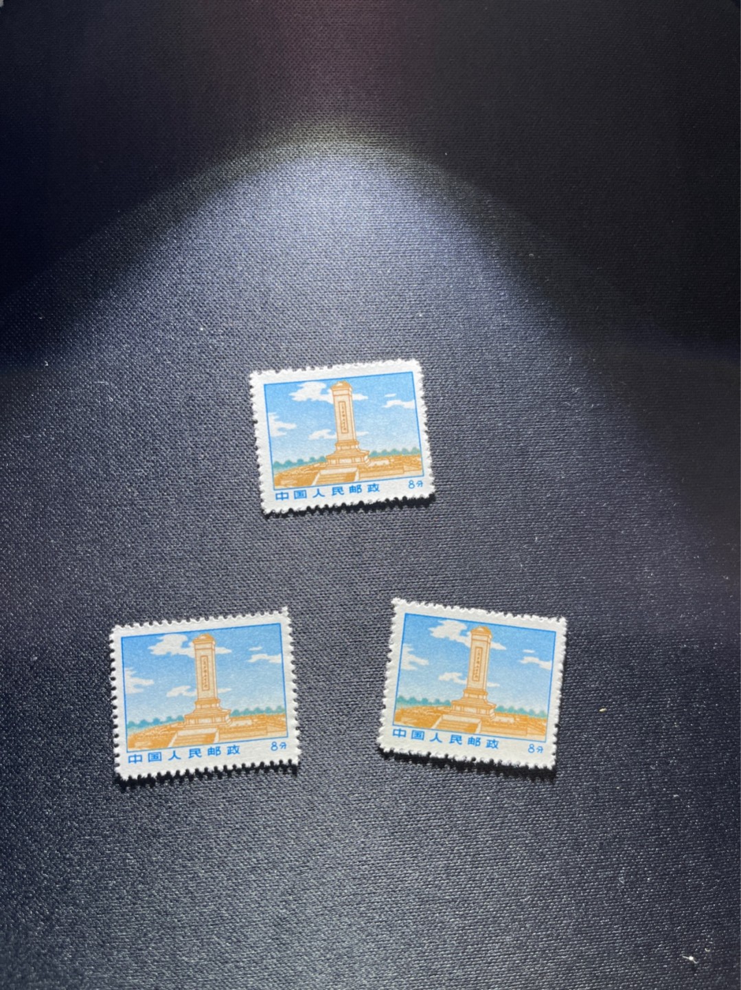 洪涛臻品 精选邮票限时拍卖第二十八期 普无号  8分纪念碑，3枚一组，版撕嘎嘎绝，文革期间唯一的一套普通，且是在中苏交恶期间，面临苏联核攻击的背景下，设计印刷的战备邮票。因为战备条件不稳定，普无号产生了多种细齿票，随手取票未细分，买家可以自行研究捡漏。 集邮册中不可缺少的一组，目前处于价值洼地，版撕全品可直接评级，版撕小票价格便宜，多多益善，注意捡漏