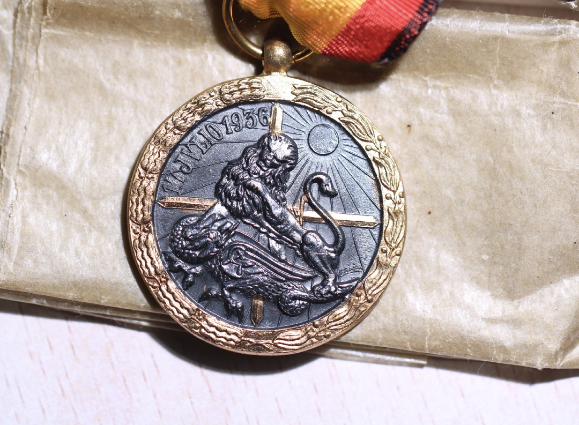 大猫徽章拍卖第202期   牢记历史 热爱和平 西班牙内战奖章，铜质镀金，原盒，原包装油纸，1937年1月26日设立，大部分授予西班牙内战中秃鹫军团和意大利干涉军。奖章极品品相。