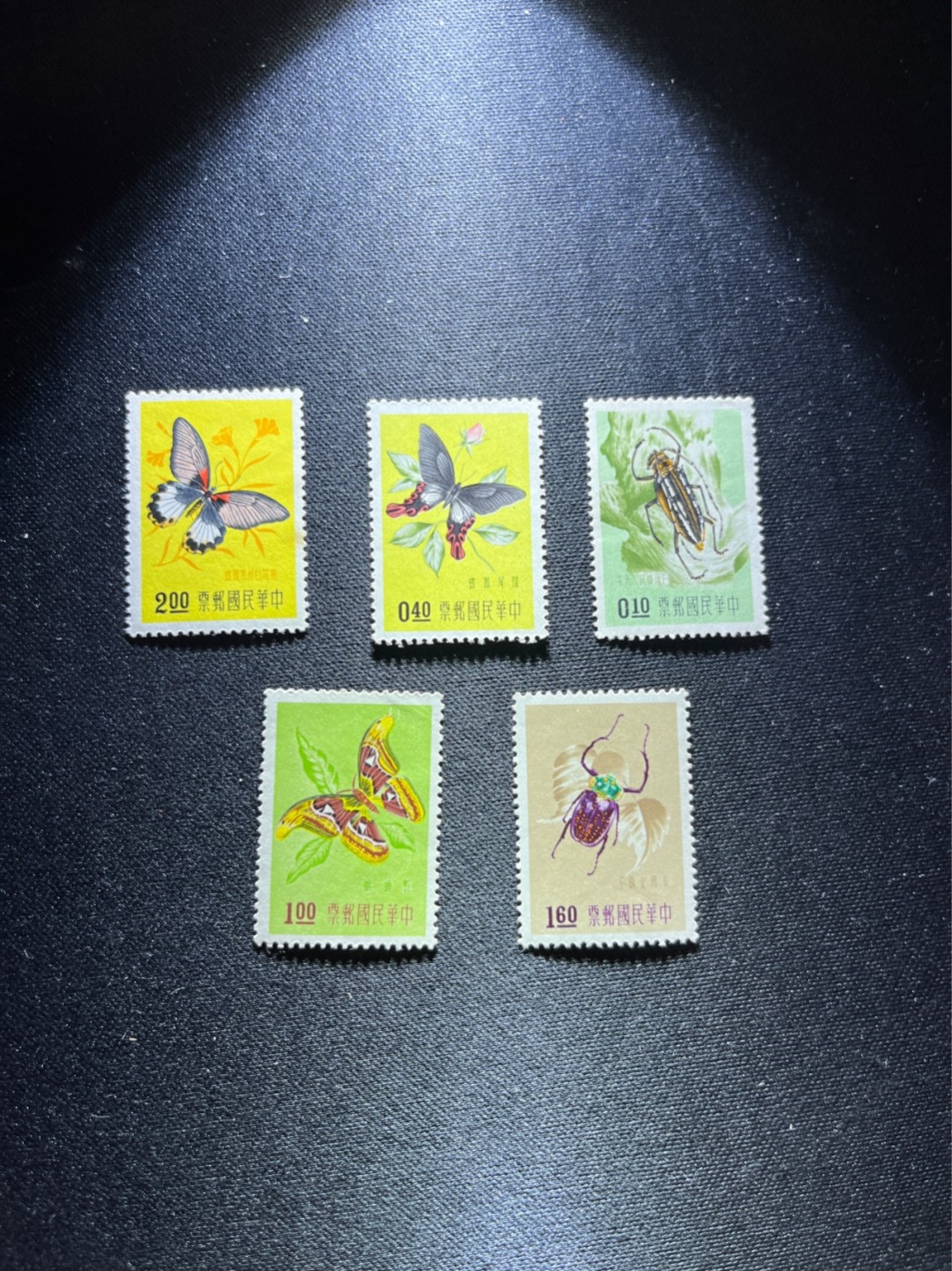 洪涛臻品 精选邮票限时拍卖第二十九期 偏远省份1958年昆虫邮票，较贵精品票，新票，历经74年依然难得的鲜艳。 (参考：22年前的目录对新套票标价1750台币)     