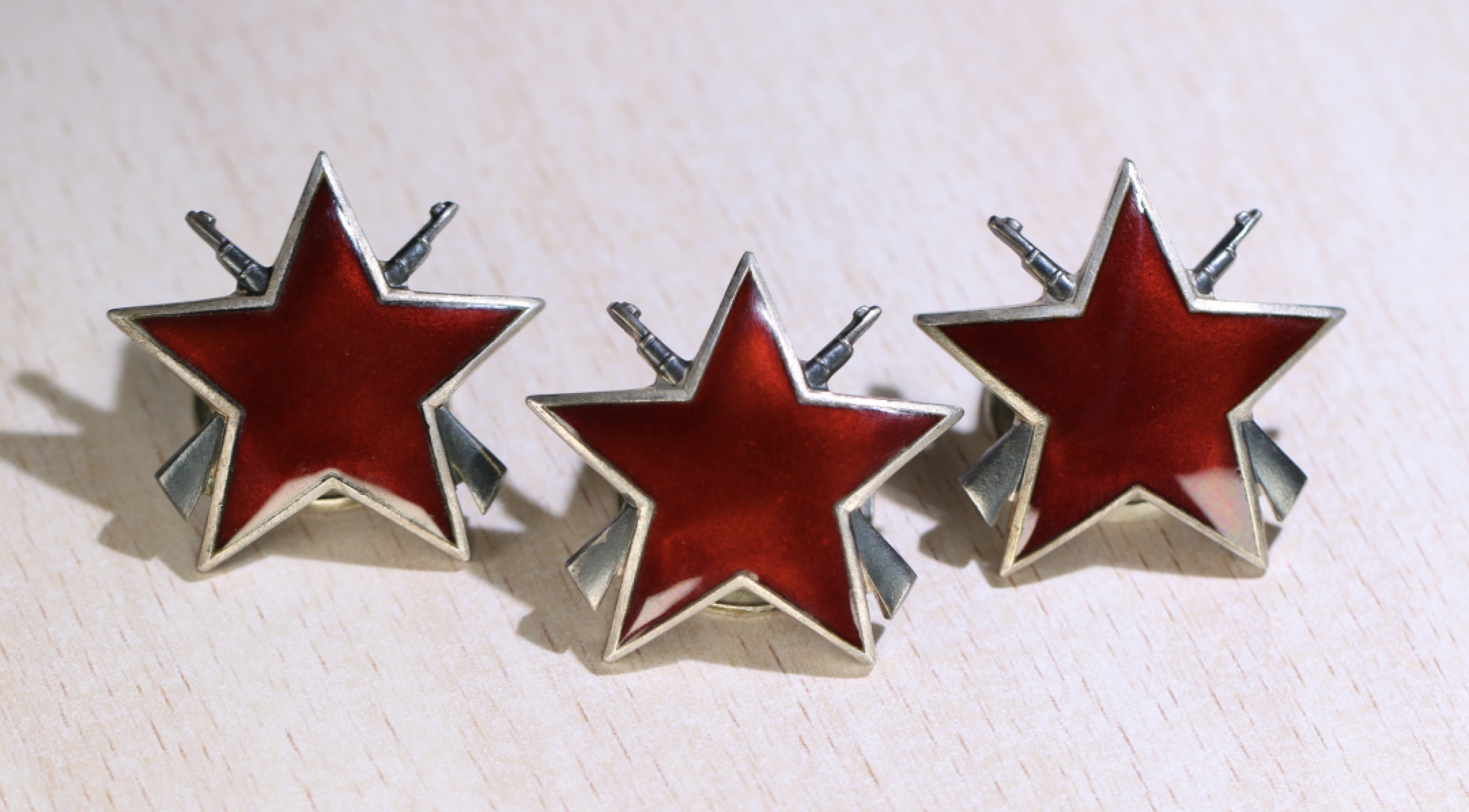 大猫徽章拍卖第202期  南斯拉夫三级游击队之星勋章一组 银质全品