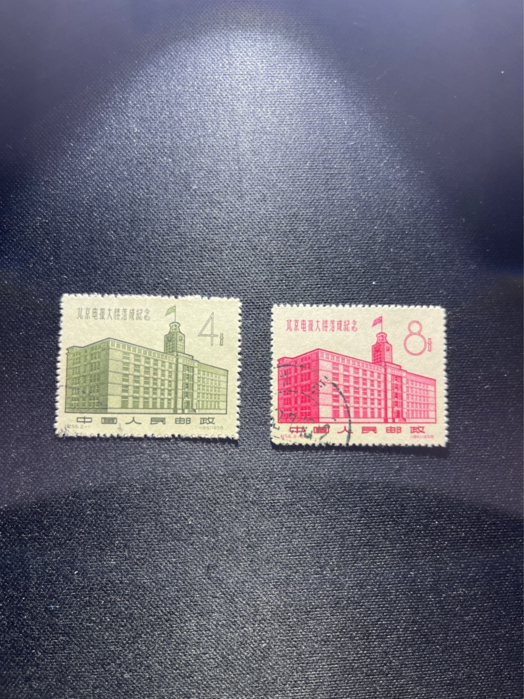 洪涛臻品 精选邮票限时拍卖第二十九期 纪56电报大楼套票，全品，左下顺戳（参考：无铭边新裸票今年成交过396元）。全网及邮票市场裸票资源枯竭，大多数全品都已送去评级，尤其是全品老纪特十分难寻，把握机会！