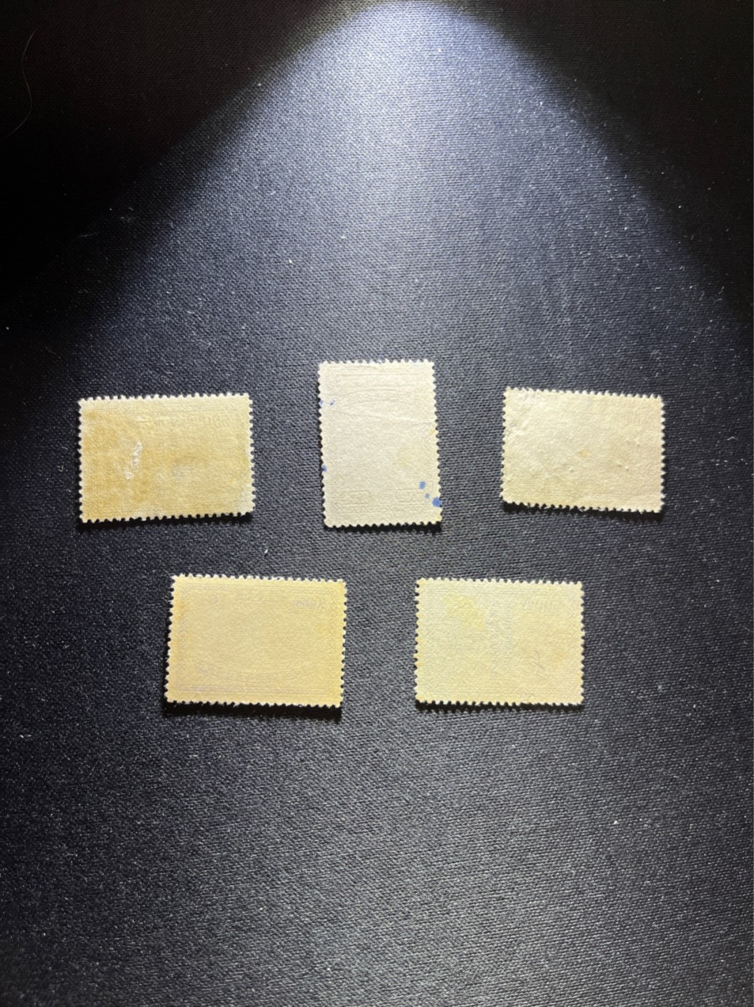 洪涛臻品 精选邮票限时拍卖第二十九期 邮政五十周年，原胶无贴新票一枚，及信销四枚含高值。印刷规格很高，由美国钞票公司雕刻版印制，历时1年方于1947年底运达国内发行。历经七八十年，保存原胶无贴全品状态的很难得！