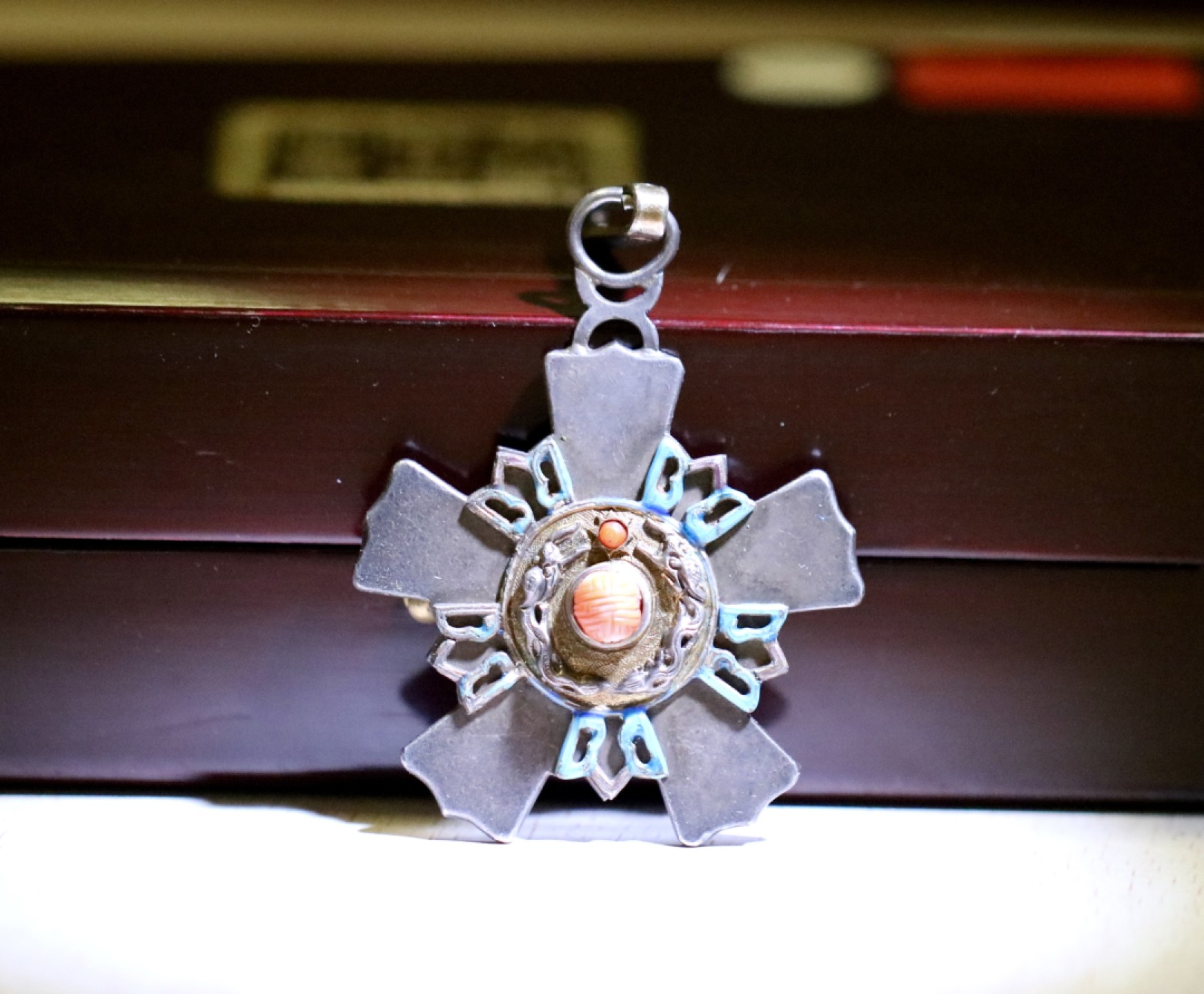 大猫徽章拍卖第202期  清代 御赐双龙宝星勋章 二等第三 正副章 （绶带盒子后配）