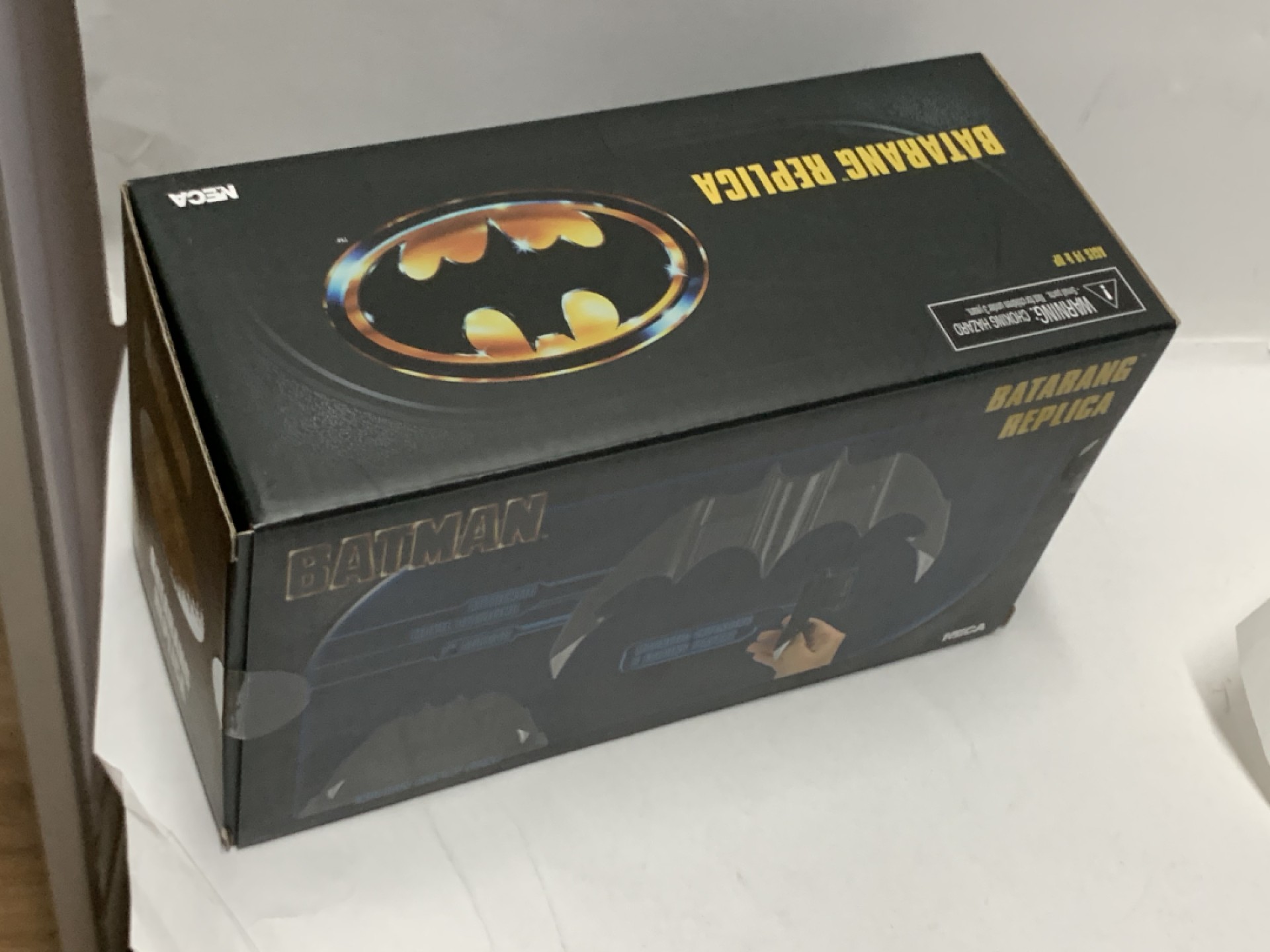 零元拍：NECA 1/1 蝙蝠侠 电影道具蝙蝠镖，全新未拆。