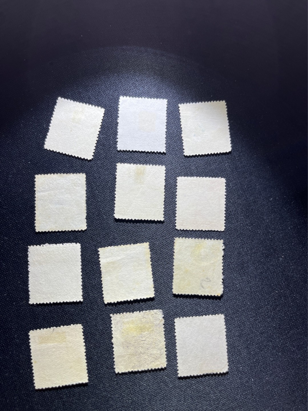 洪涛臻品 精选邮票限时拍卖第二十九期 北京二版帆船邮票一组半分到50分，前期加拿大纸，后期法国纸。加拿大纸有厚有薄，厚纸白，薄纸黄；法国纸坚厚且白。随手取票未细分，买家可以自行研究捡漏。此套出了中国最早的小本票。(此为12枚组，配齐全套旧票的市场价约1200元)