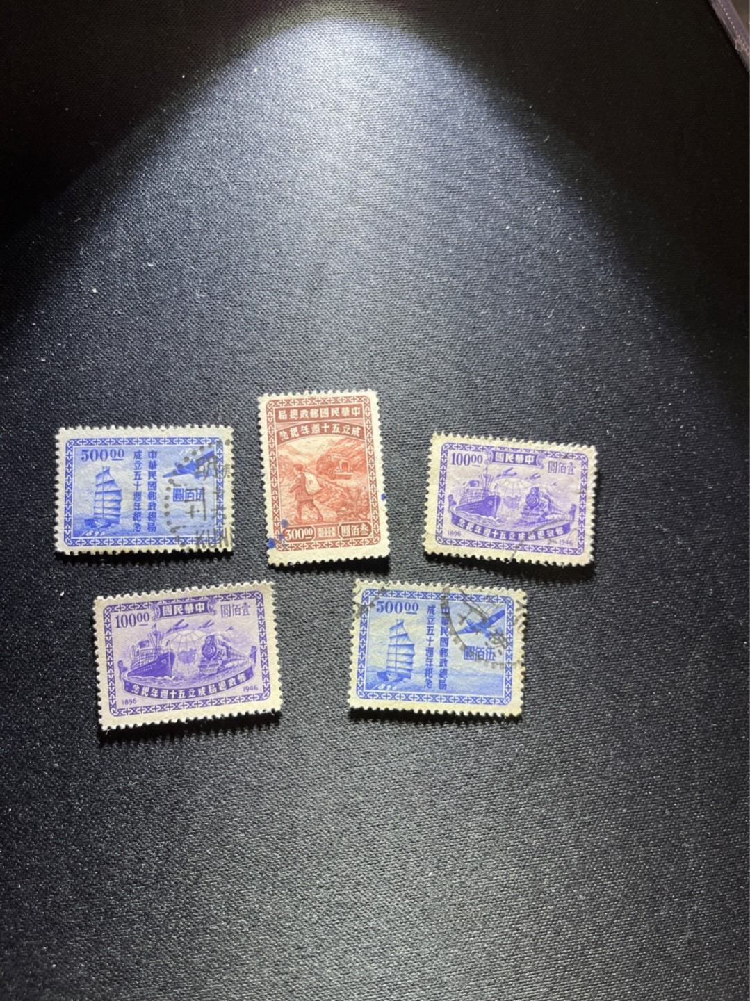 洪涛臻品 精选邮票限时拍卖第二十九期 邮政五十周年，原胶无贴新票一枚，及信销四枚含高值。印刷规格很高，由美国钞票公司雕刻版印制，历时1年方于1947年底运达国内发行。历经七八十年，保存原胶无贴全品状态的很难得！